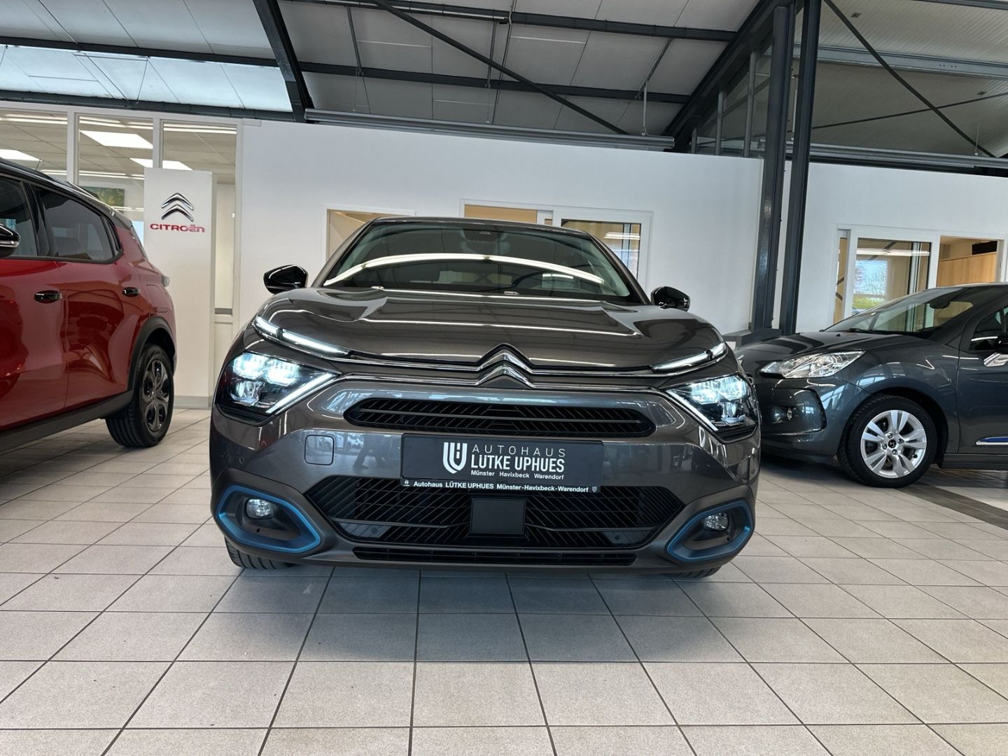 Fahrzeugabbildung Citroën C4 e- Shine 100 Navi 360 Kamera SHZ CarPlay DAB