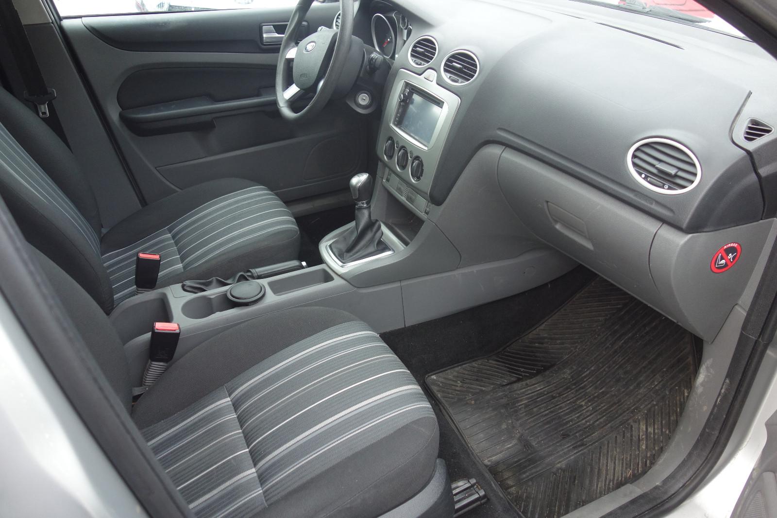 Ford Focus 2010 — photo 15