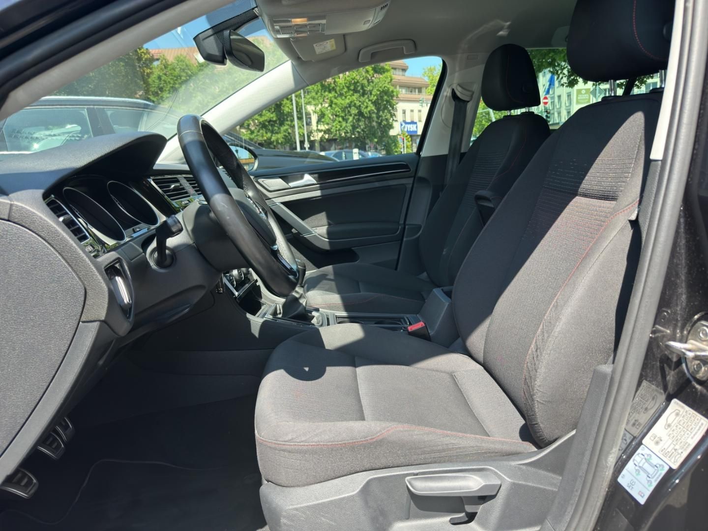 Fahrzeugabbildung Volkswagen Golf SOUND 1,0 l TSI,Navi,SH,ACC,Telefonschnitts