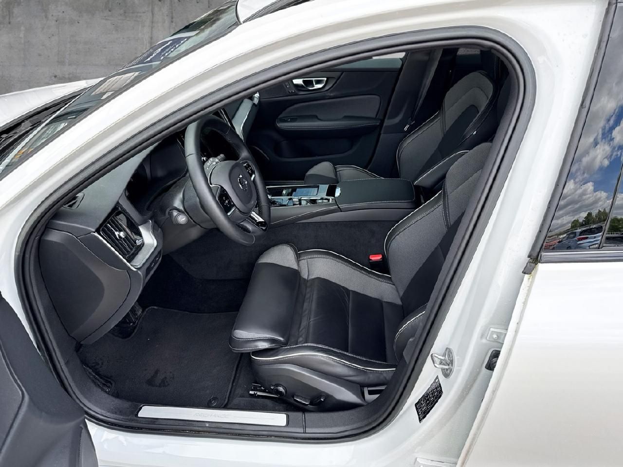 Fahrzeugabbildung Volvo V60 Kombi Plus Dark Recharge Plug-In Hybrid AWD