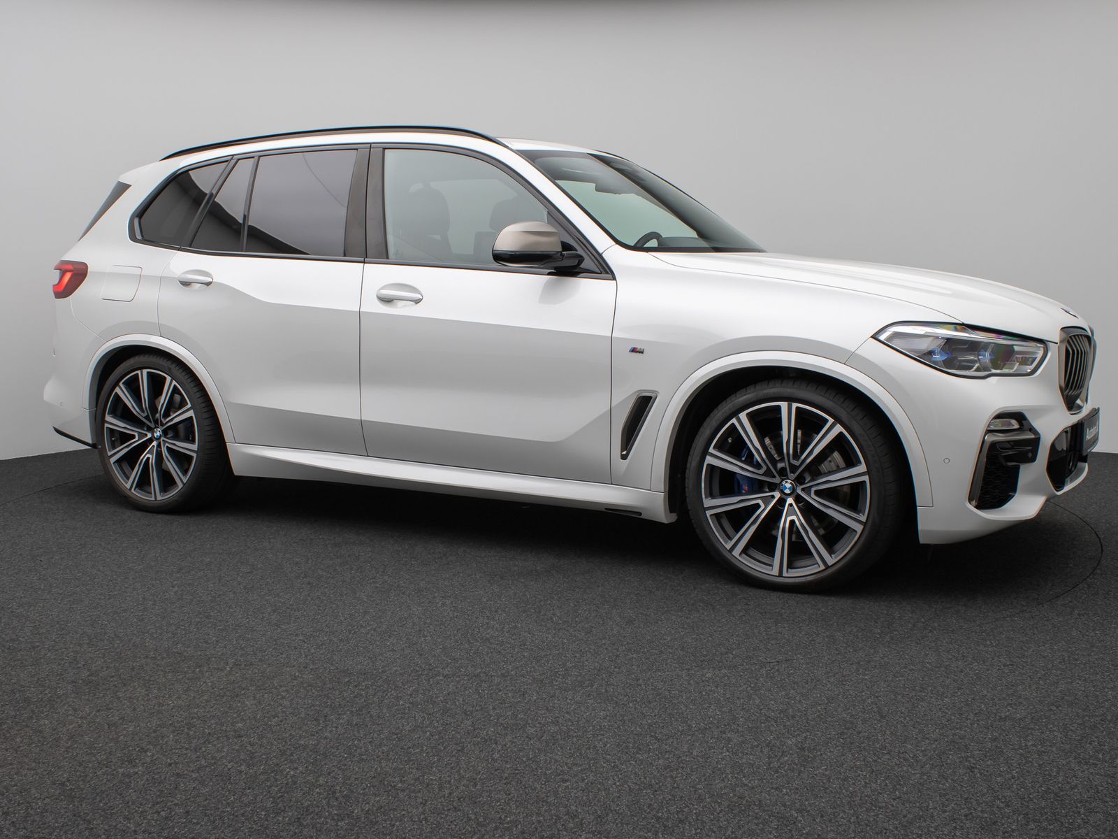 Fahrzeugabbildung BMW X5 M50i Panorama Laser HUD DAB B&W SoftClos Voll