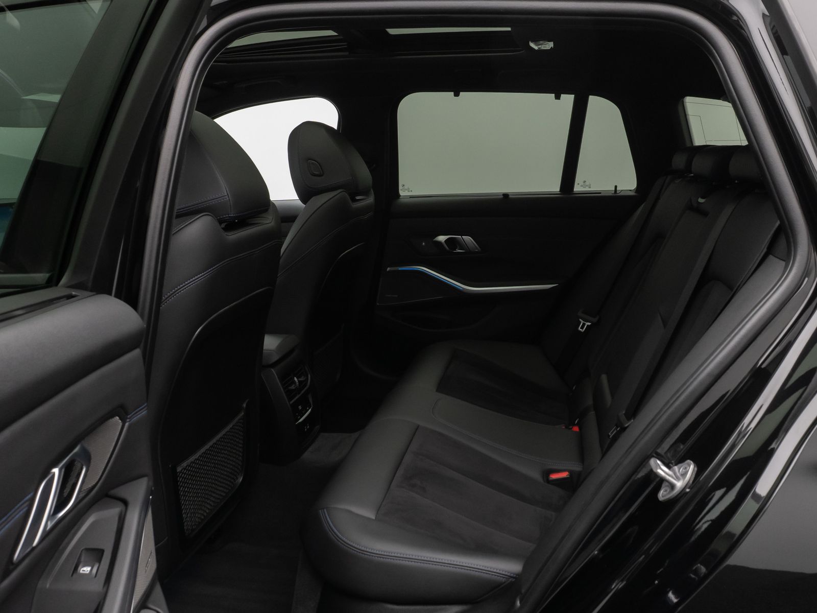 Fahrzeugabbildung BMW 330e xD M Sport Panorama Kamera HUD DAB H/K AHK