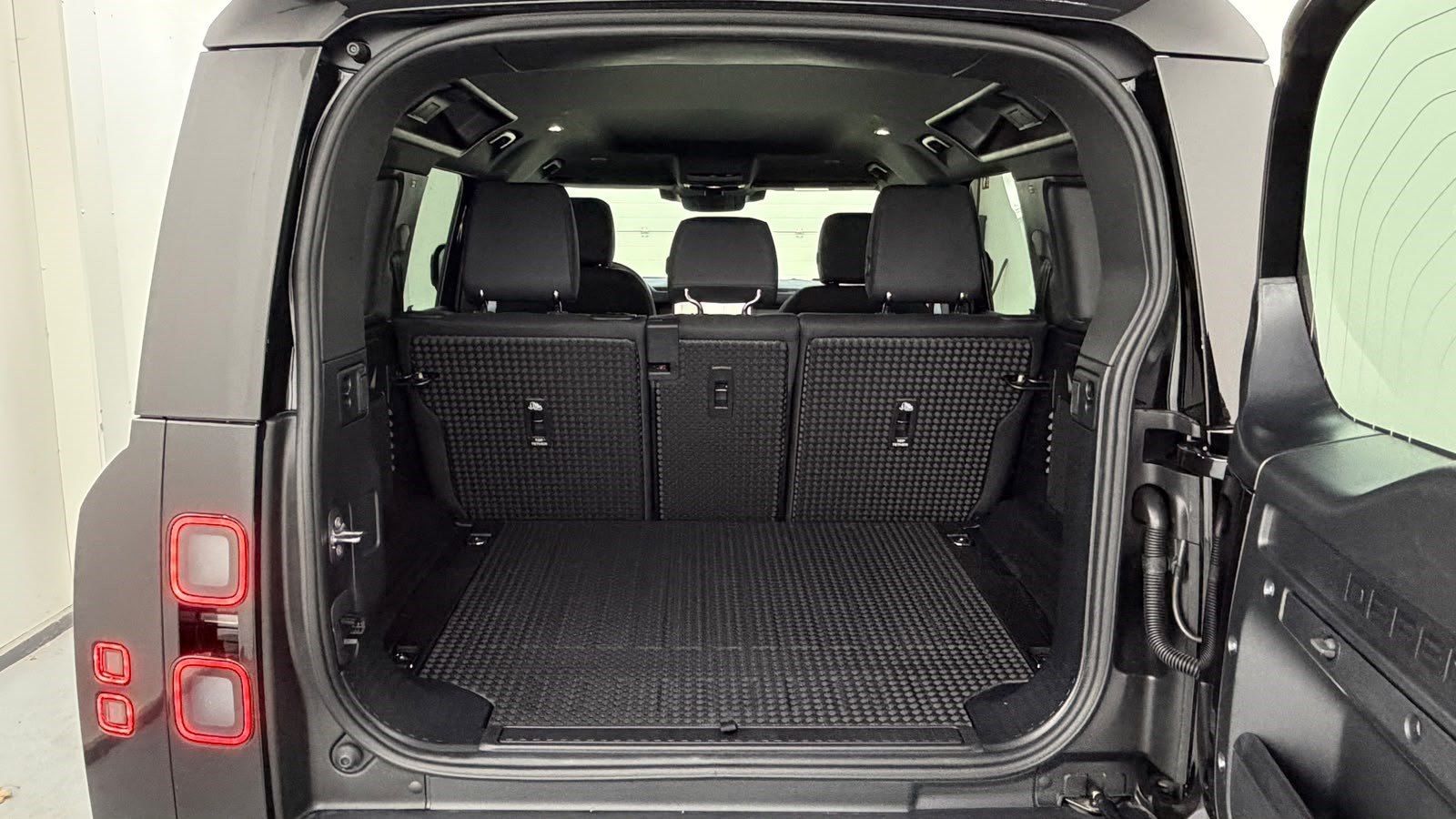 LAND ROVER Defender 110 D200 S Black AHK 19-Zoll – Bild 10