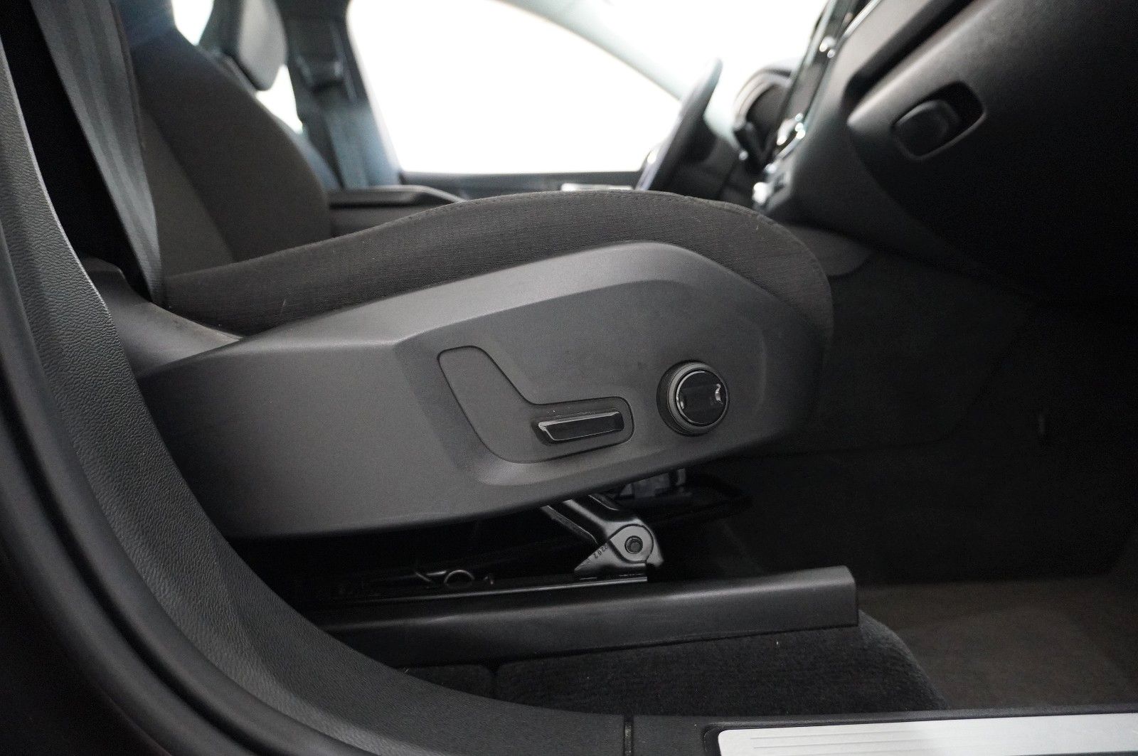 Fahrzeugabbildung Volvo XC 60 MOMENTUM PRO 2WD NAVI/LED/360°/VIRT./AHK