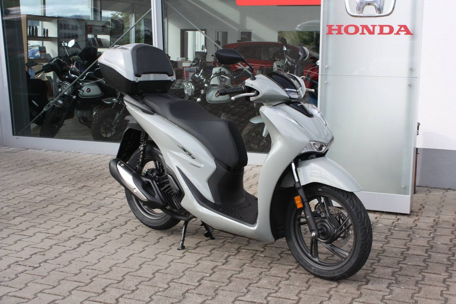 Fahrzeugabbildung Honda SH 150 i mit Smart Top Case bis 6 Jahre Garantie
