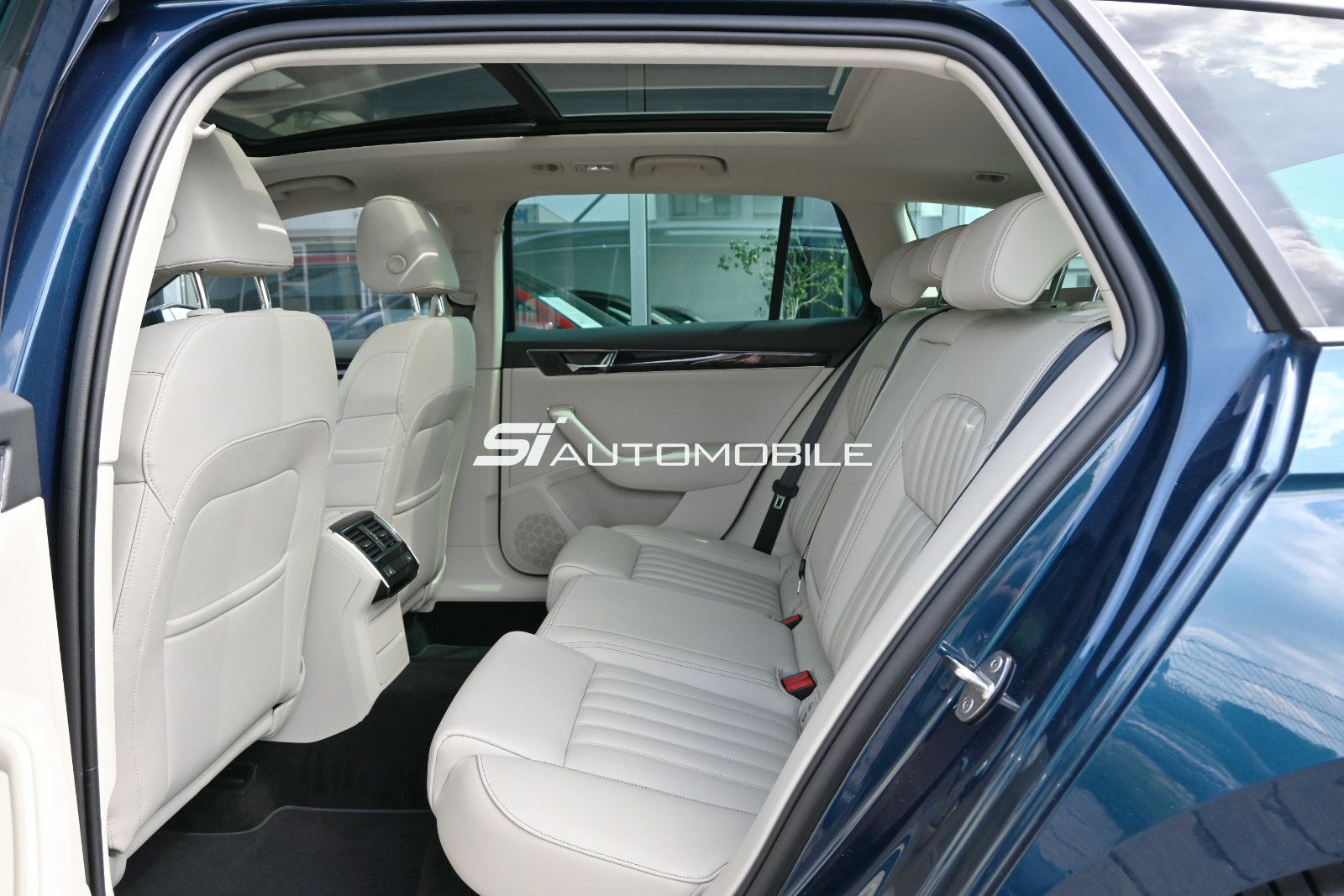 Fahrzeugabbildung SKODA Superb 2.0 TDI DSG L&K COMBI °ACC°AHK°STANDHEIZ°