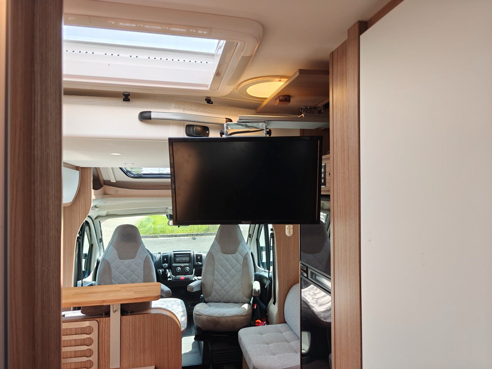 Fahrzeugabbildung Carado T-447 Clever+ Edition - SAT, TV, A/T, Hubbett -