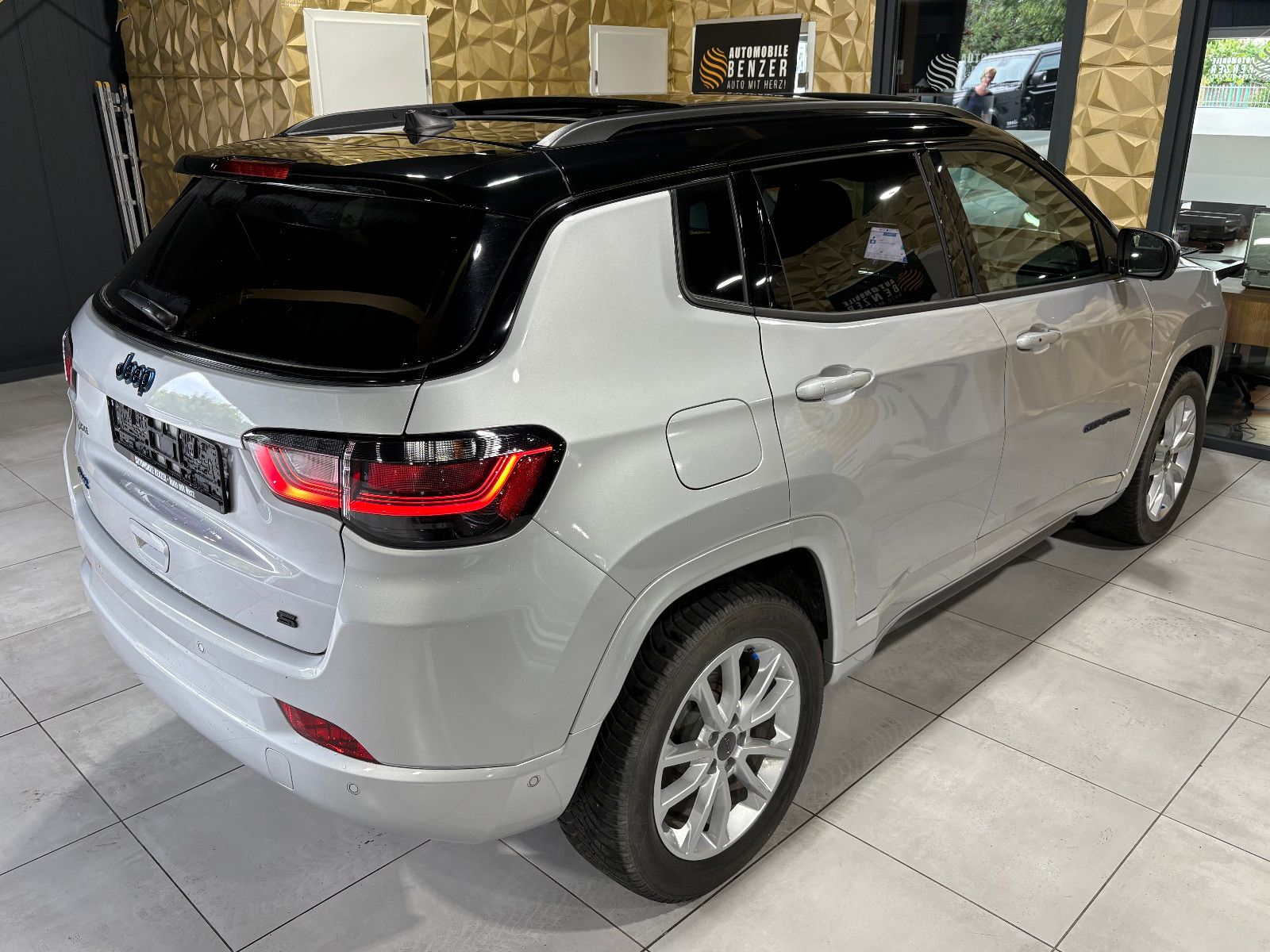 Fahrzeugabbildung Jeep Compass S Plug-In Hybrid 4WD/PANO/360°/ACC/APPLE