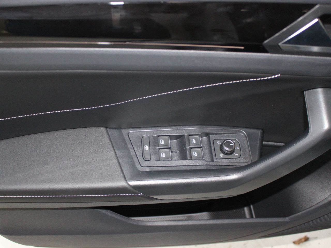 Fahrzeugabbildung Volkswagen T-Roc 2.0 TSI R-Line 4Motion/Pano/IQDrive/AHK