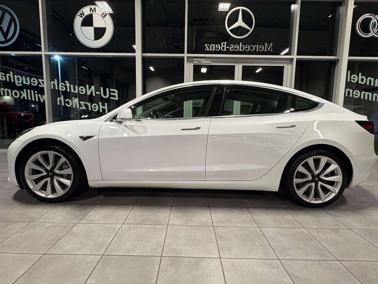 Fahrzeugabbildung Tesla Model 3 Standard Range Plus RWD