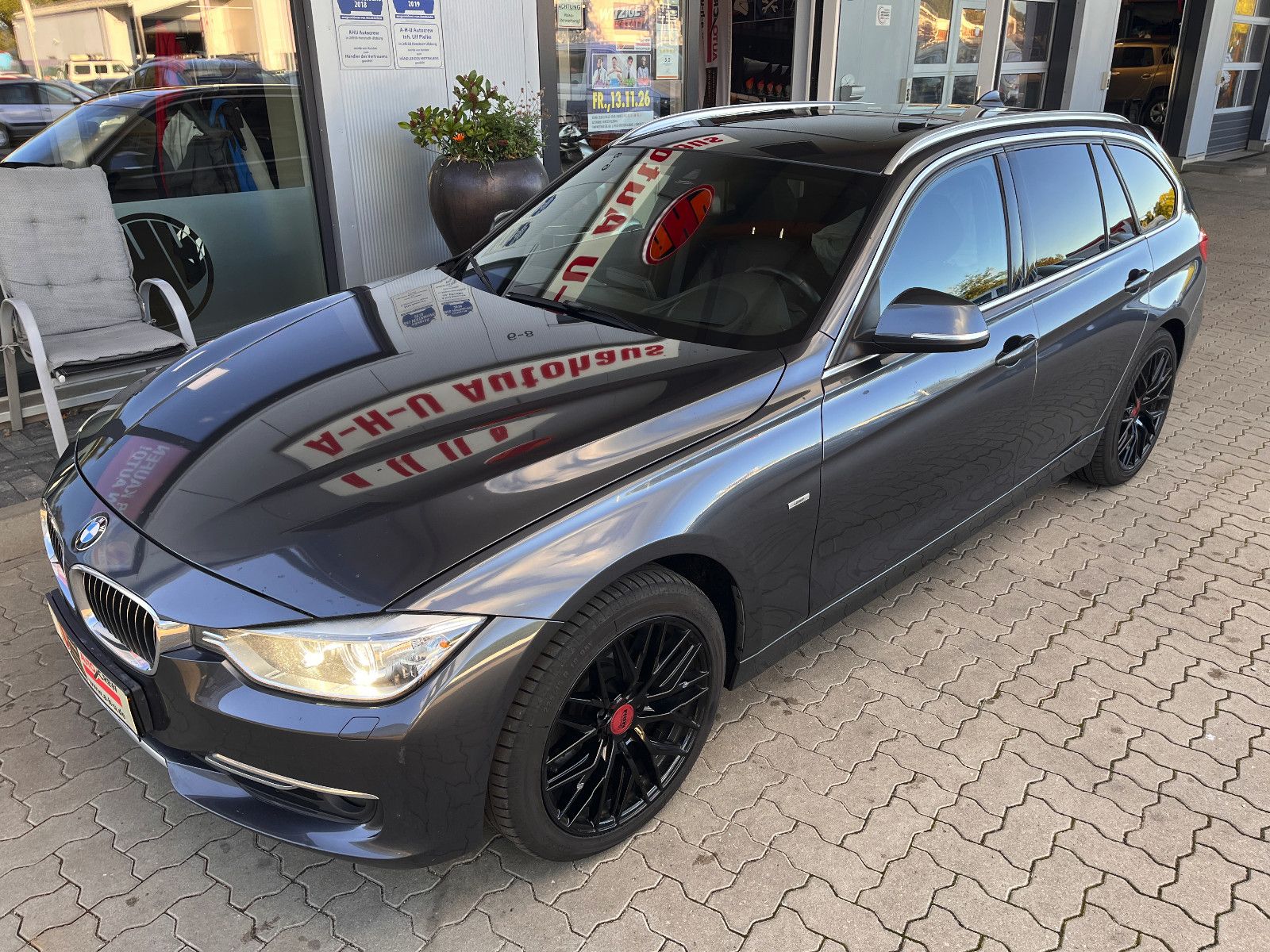Fahrzeugabbildung BMW 330 Touring 330 d xDrive Automatik/ Panorama