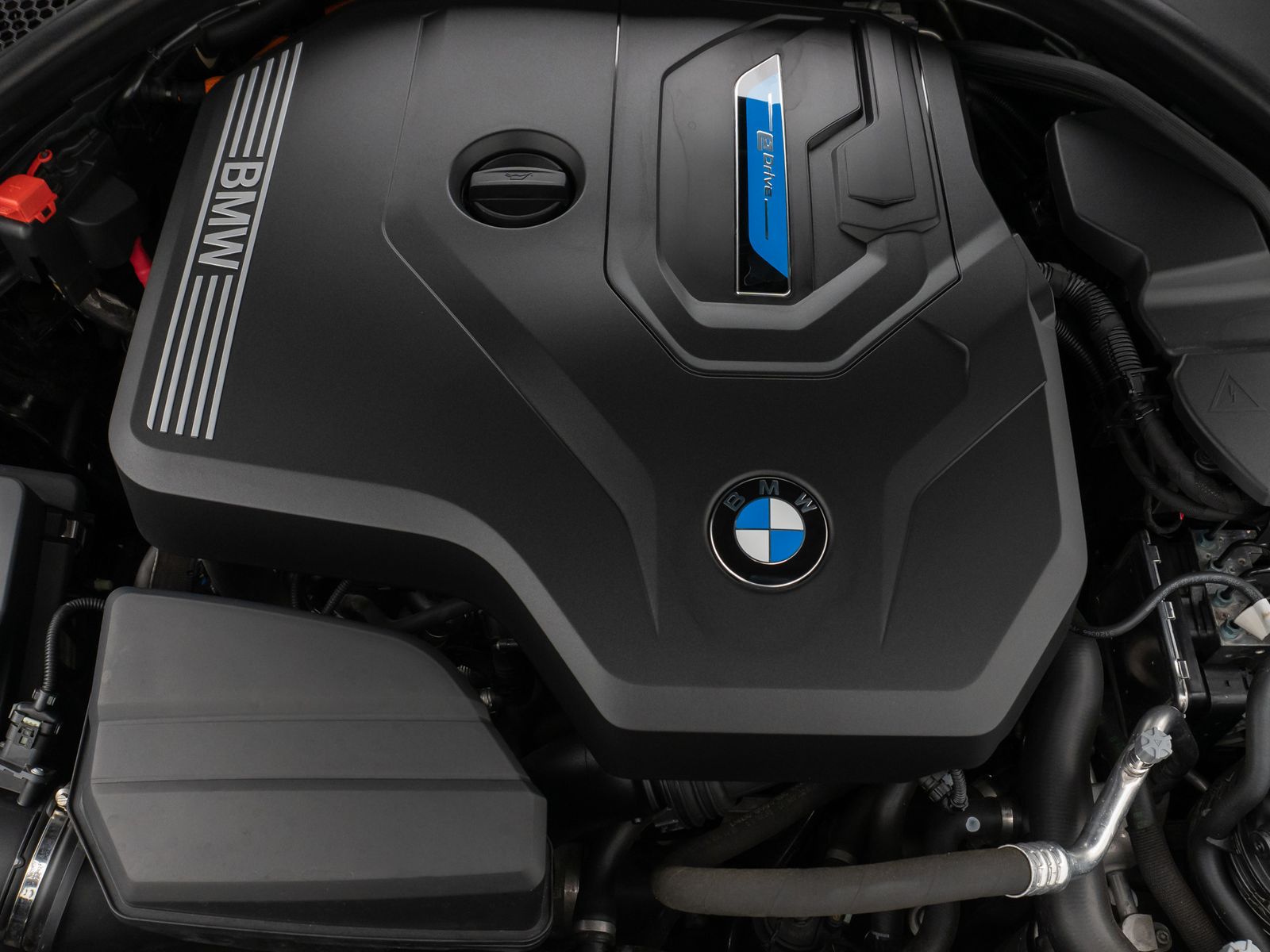 Fahrzeugabbildung BMW 330e Sport Line DAB HiFi WLAN Stop&Go PDC Alarm