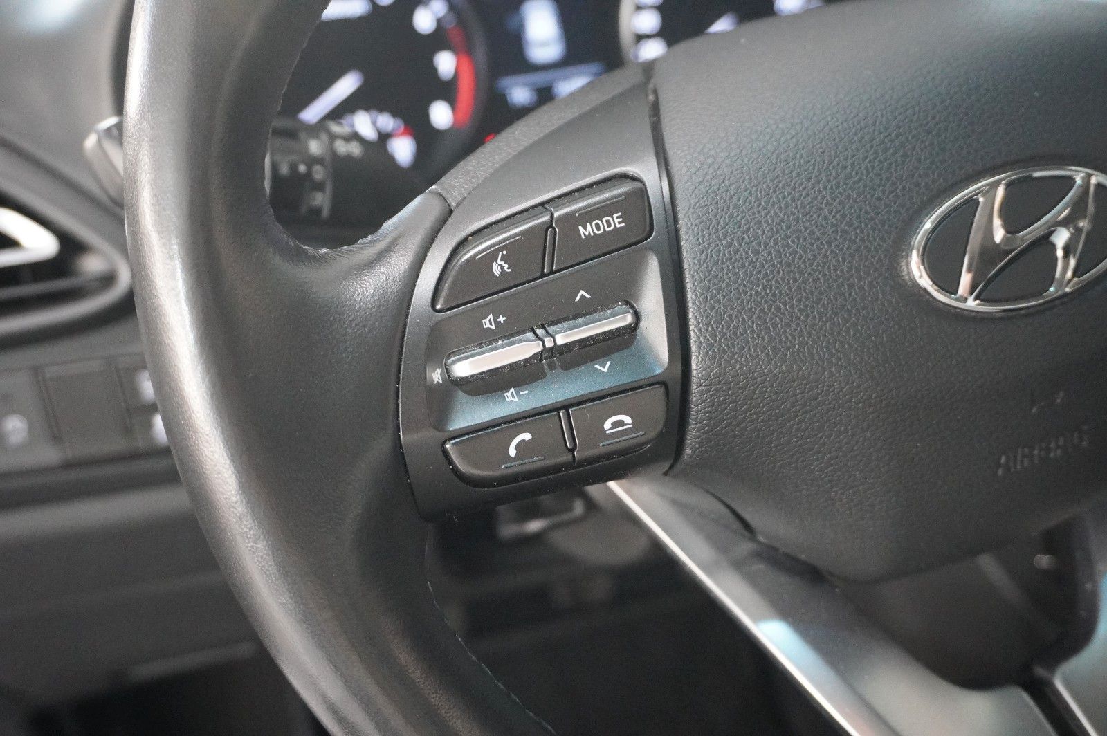 Fahrzeugabbildung Hyundai i30 1.5 T-GDI PURE NAVI/LED/KAMERA/SPORT/SH/AHK