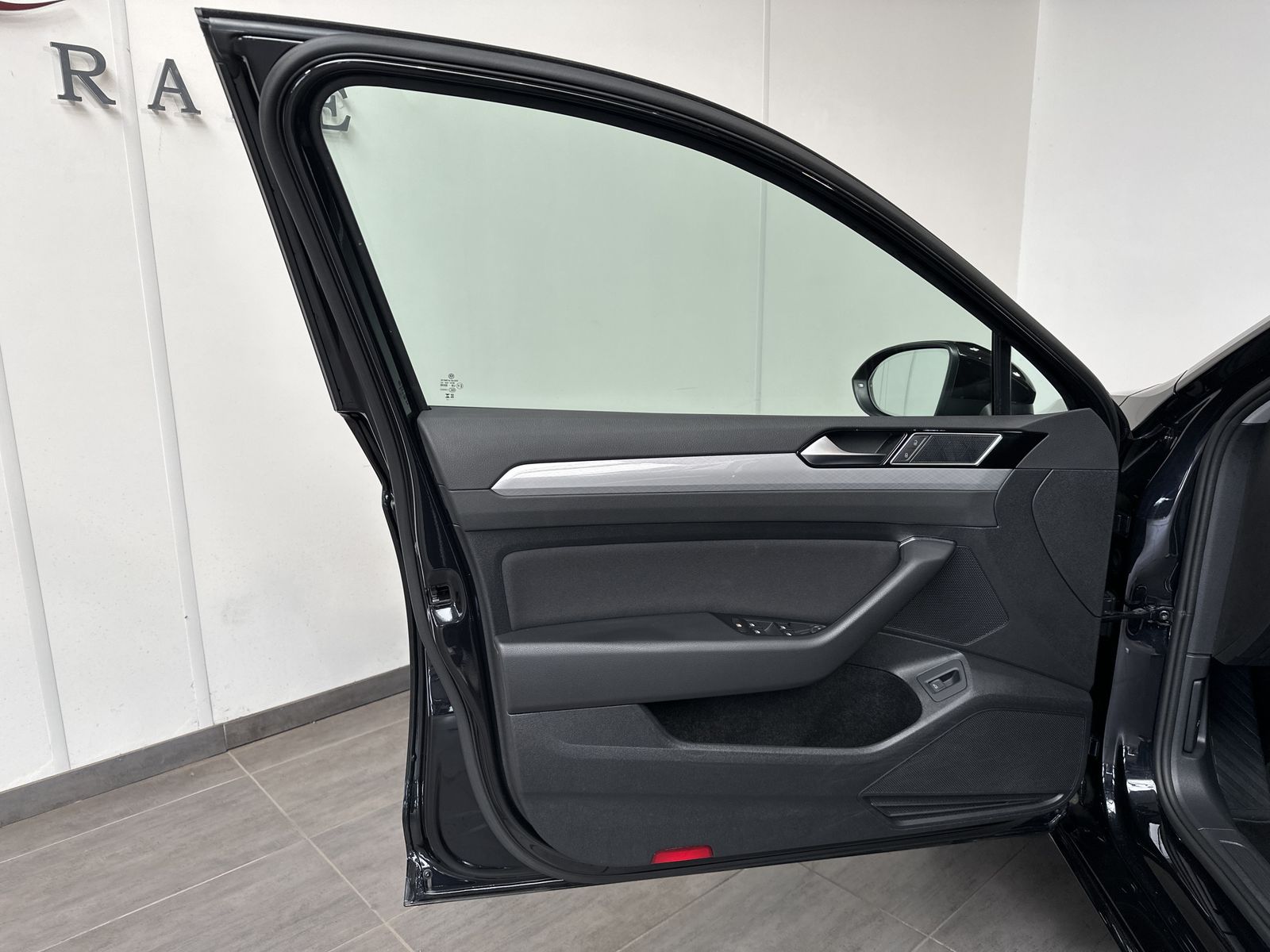 Fahrzeugabbildung Volkswagen Passat Variant 1.5 TSI DSG Business NAV+LED+ACC