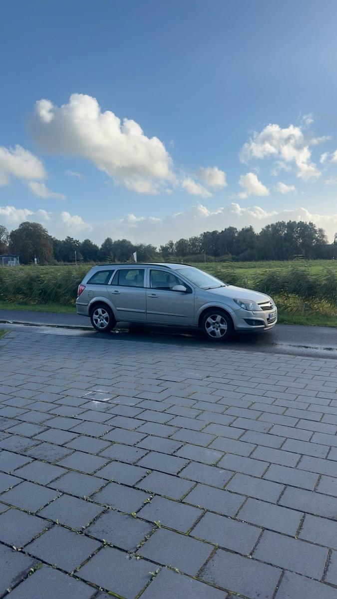 Opel Astra 2009 — rear view