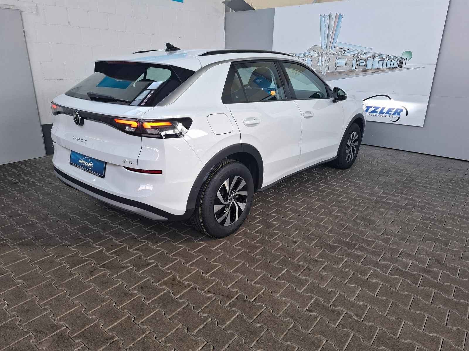 Fahrzeugabbildung Volkswagen T-Roc 1.5 eTSI DSG Trend + Light Assist+Garantie