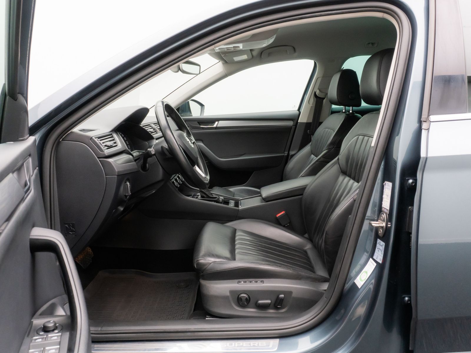 Fahrzeugabbildung SKODA Superb Style BiXenon PDC Navi Touch FernlichtAss
