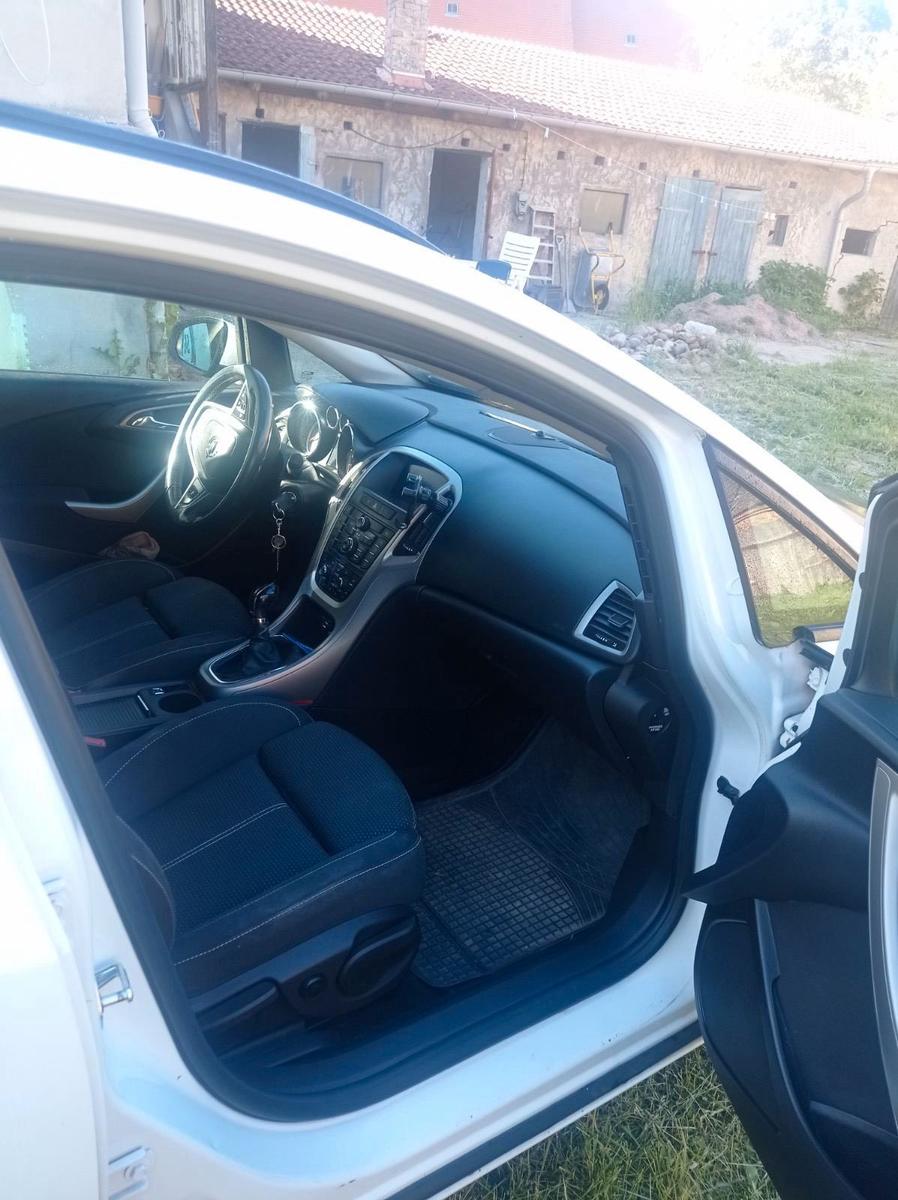 Opel Astra 2011 — двигун 125 HP (92kW)