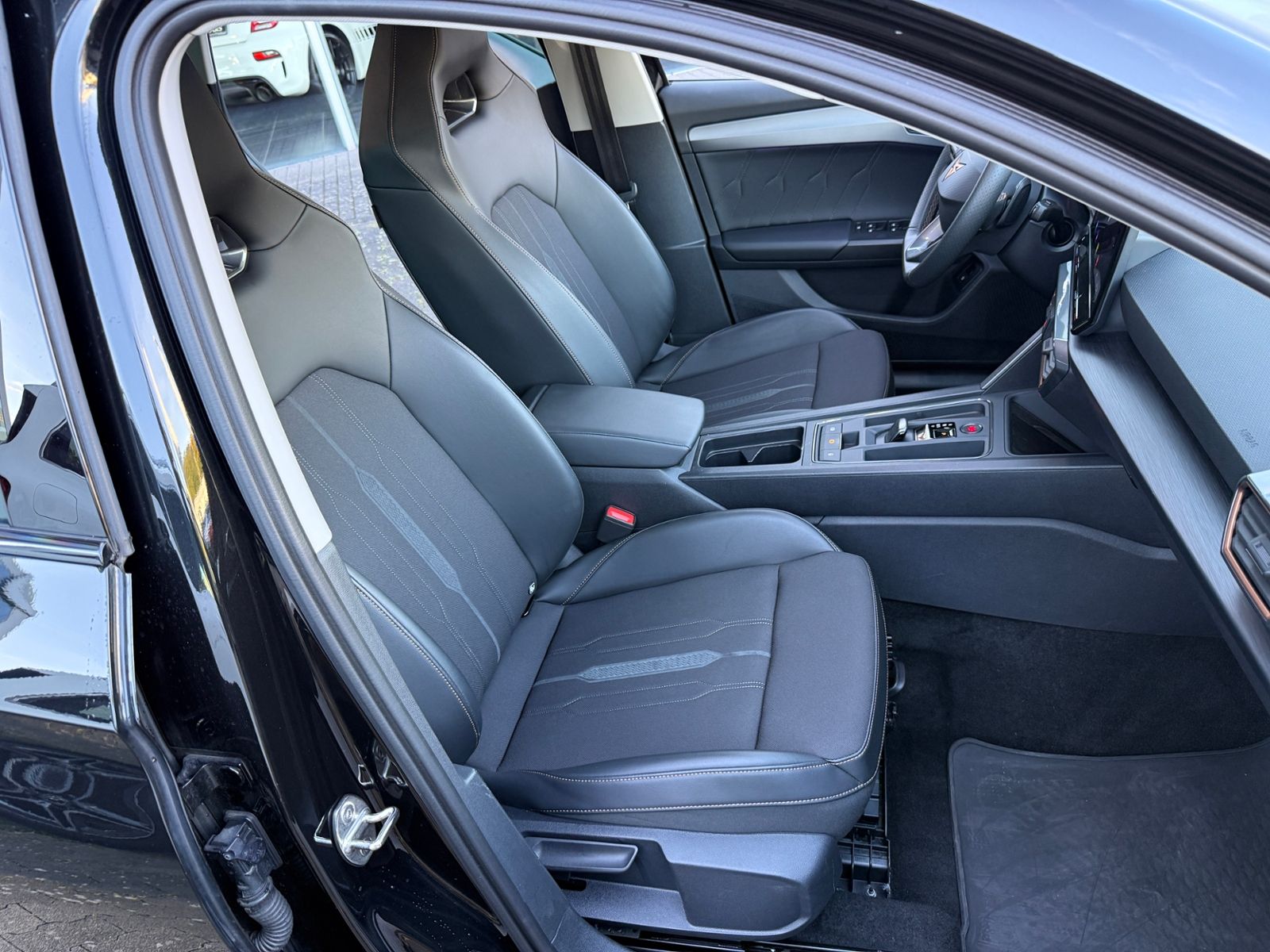 Fahrzeugabbildung CUPRA Leon 1.4 e-Hybrid VZ SHZ NAVI DAB