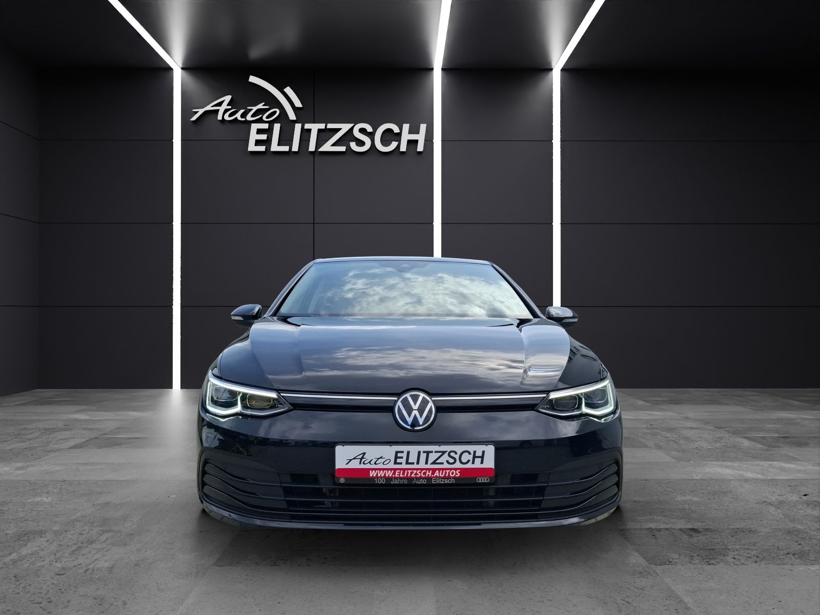 Fahrzeugabbildung Volkswagen Golf VIII TSI Life LED AHK STHZ ACC Navi Pano AI