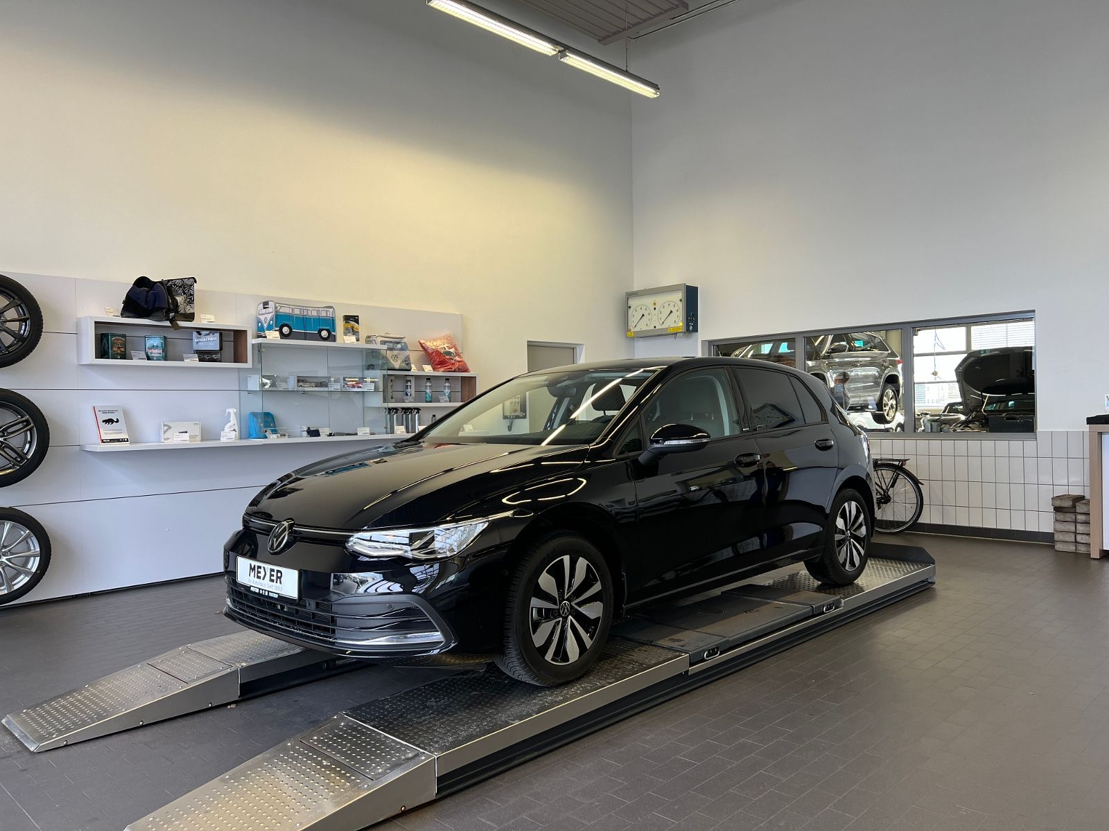 Fahrzeugabbildung Volkswagen Golf VIII MOVE 1.5 eTSI DSG *AHK, LED,Navi, 16'-