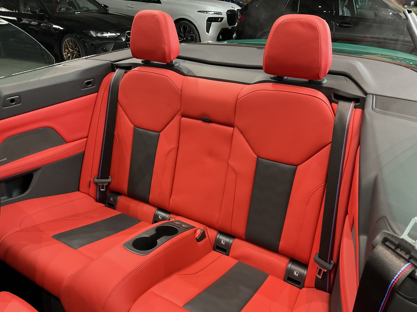 Fahrzeugeinzelansicht 12 Fahrzeugabbildung BMW M4 Cabrio Competition Cabrio mit M xDrive