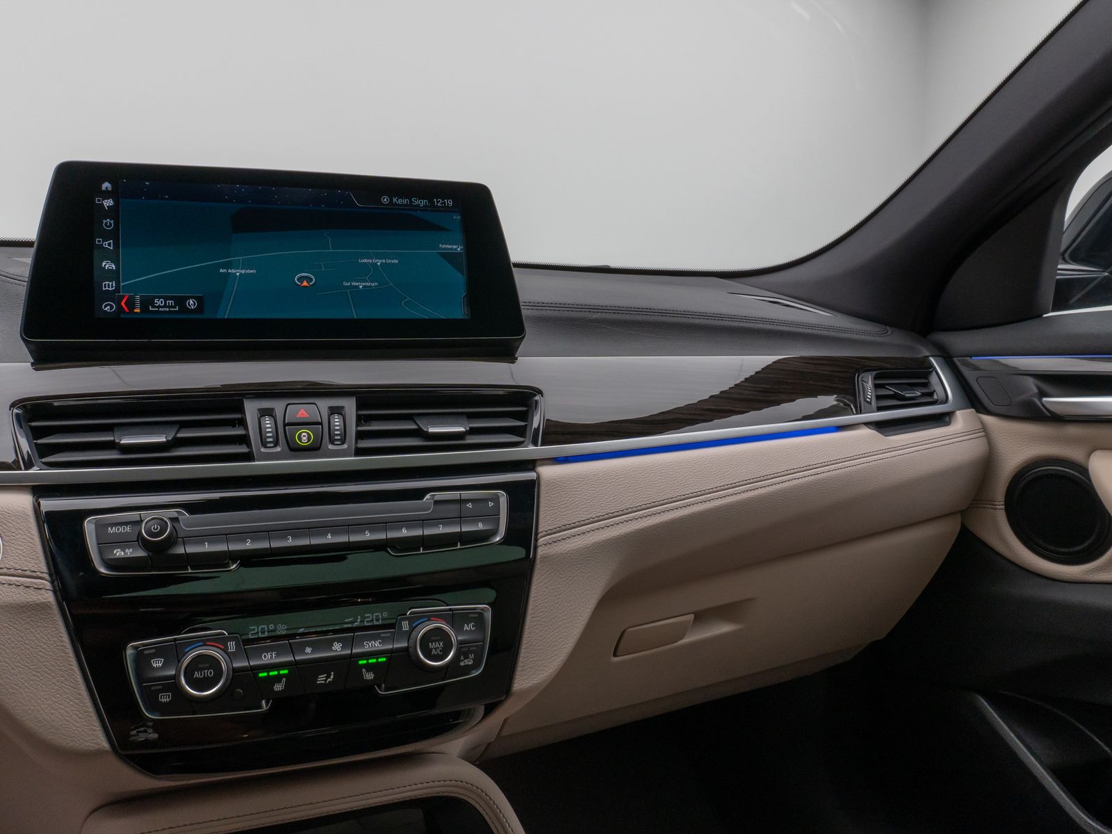 Fahrzeugabbildung BMW X2 xD20d M Sport Panorama Kamera HUD DAB Komfort