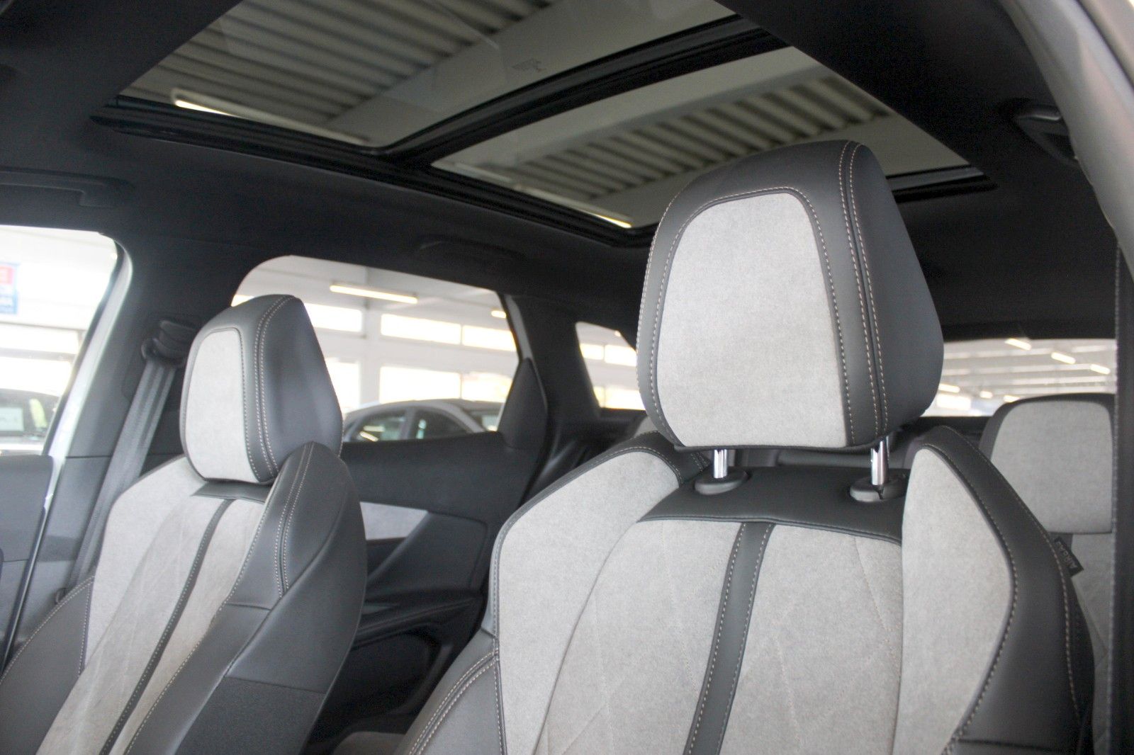 Fahrzeugabbildung Peugeot 3008 HYBRID4 300 e-EAT8 GT Full LED Panodach uvm