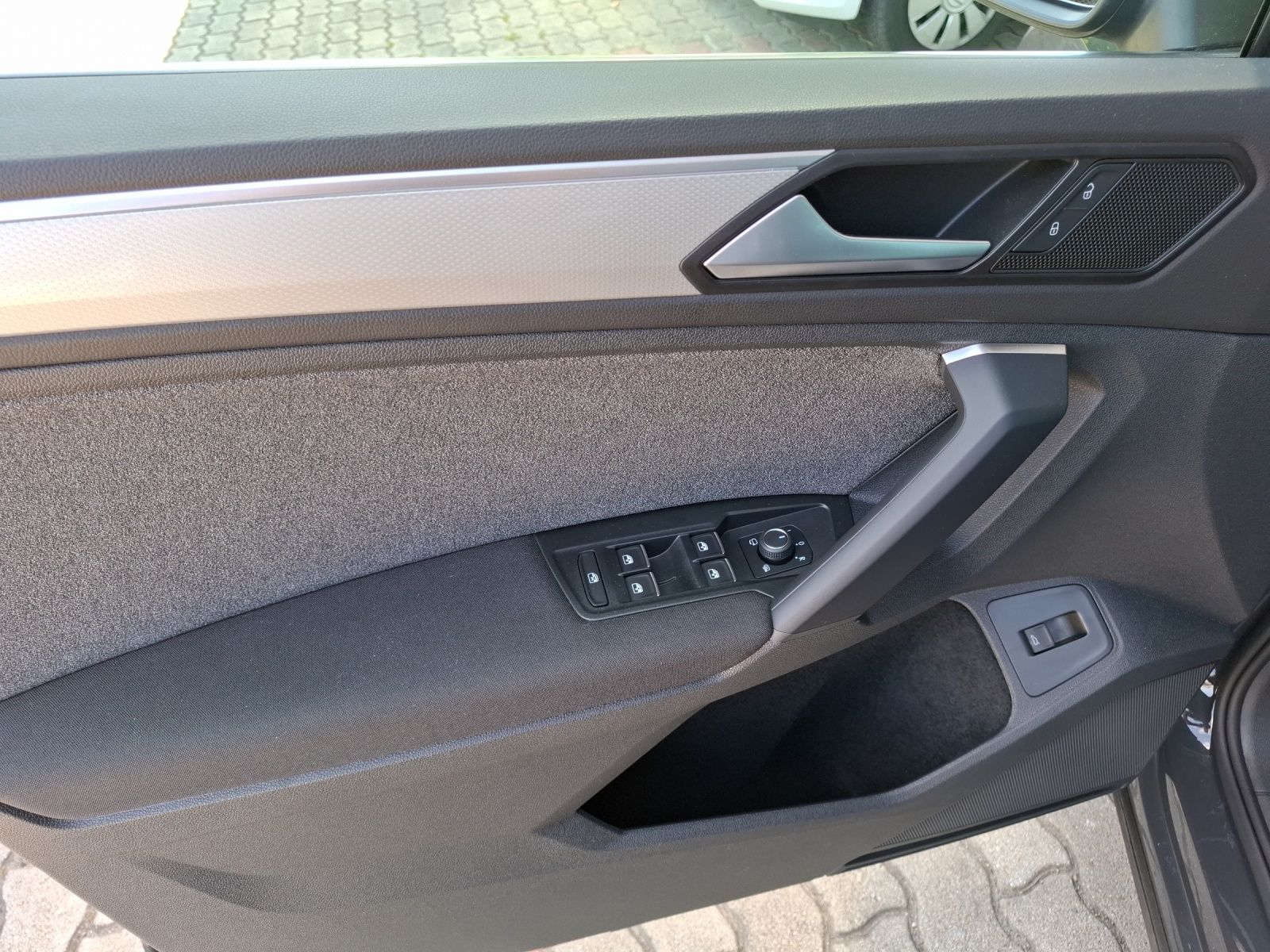 Fahrzeugabbildung Volkswagen Tiguan TDI Move DSG STH Matrix AHK Navi AID ACC