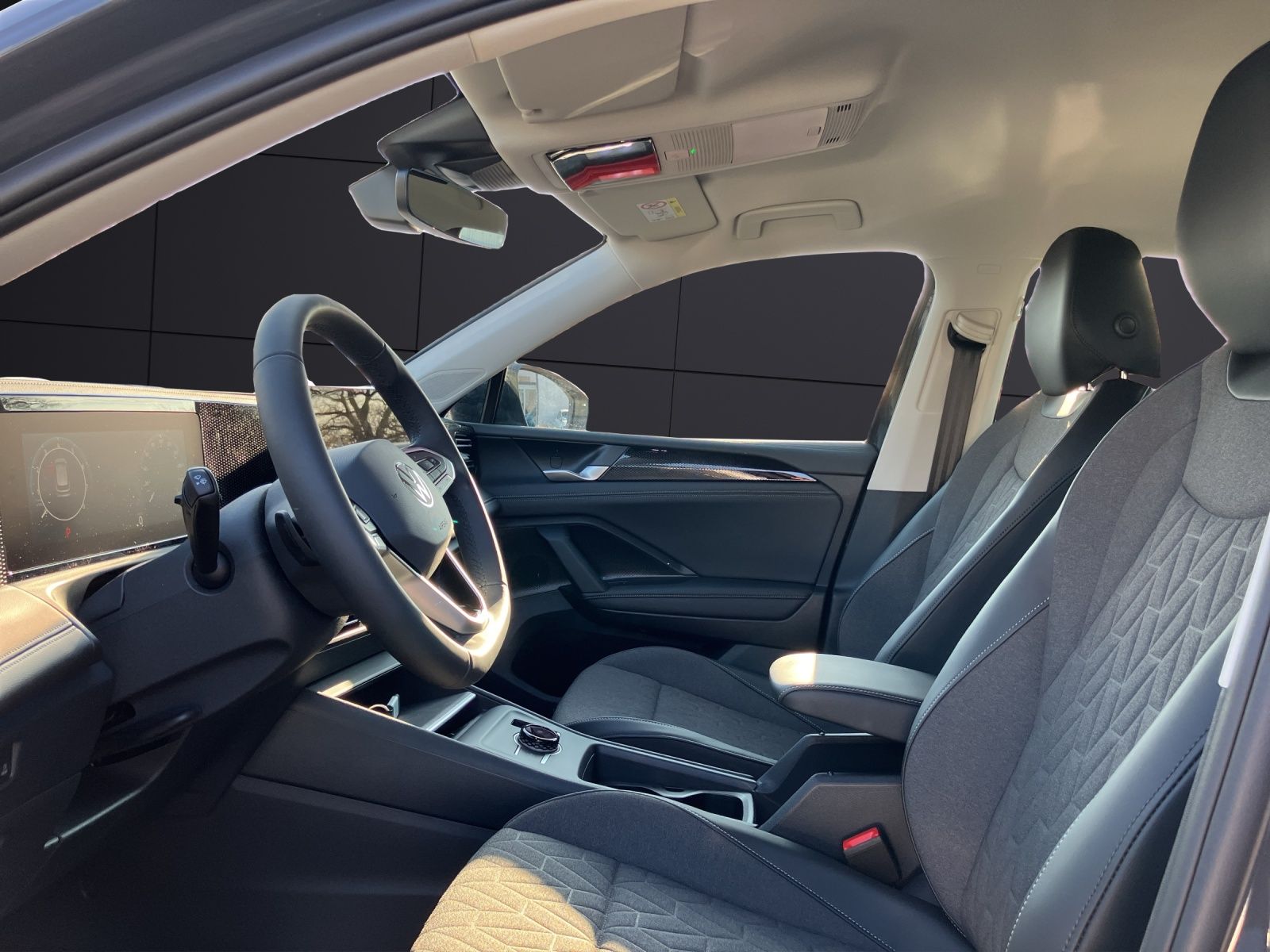 Fahrzeugabbildung Volkswagen Tiguan 1.5 e Life DSG LED ACC RearView Ambiente