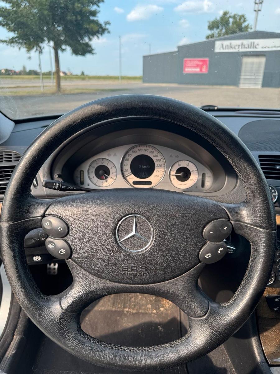 Mercedes-Benz E320 2006 — photo 11