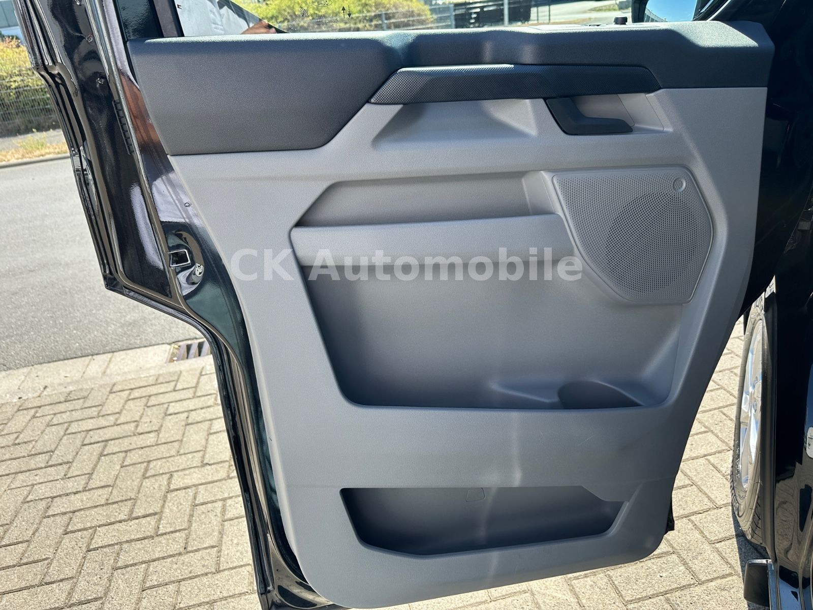 Fahrzeugabbildung Ford Transit Custom Kombi 320 L2 AWD Trend/9 Sitze