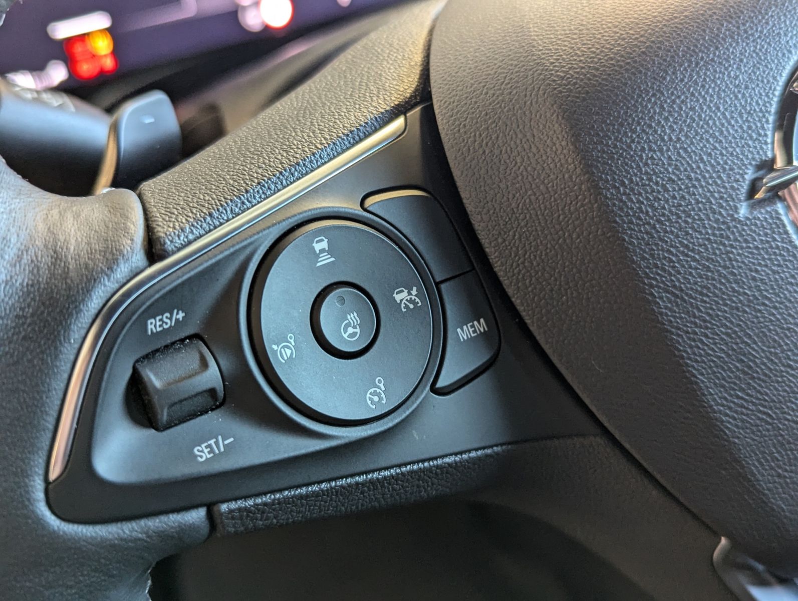 Fahrzeugabbildung Opel Mokka 1.2 Ultimate Aut. Winter-Paket Kamera ACC