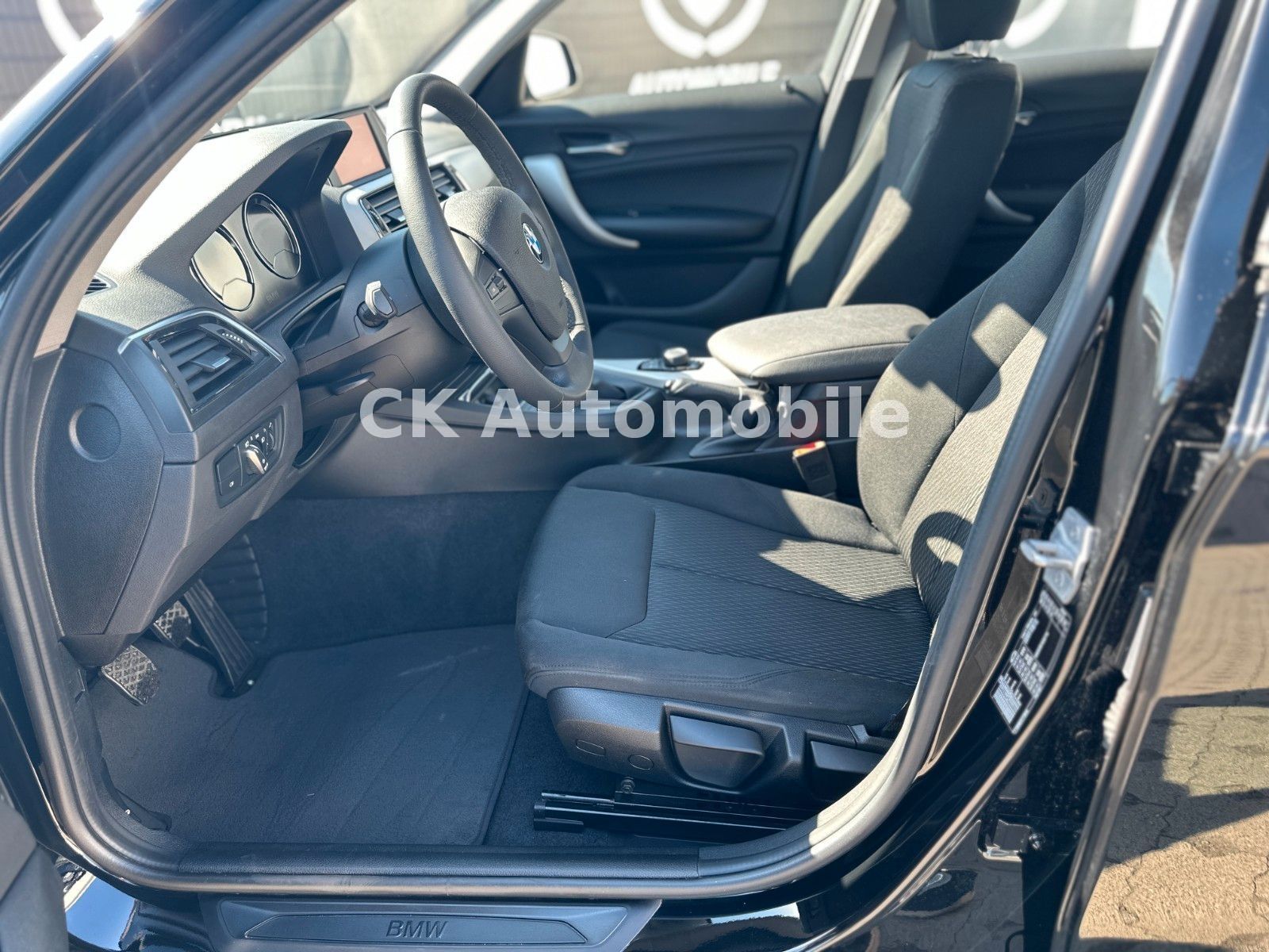 Fahrzeugabbildung BMW 118i Lim. 5-trg. /Klimaautomatik/SHZ/PDC