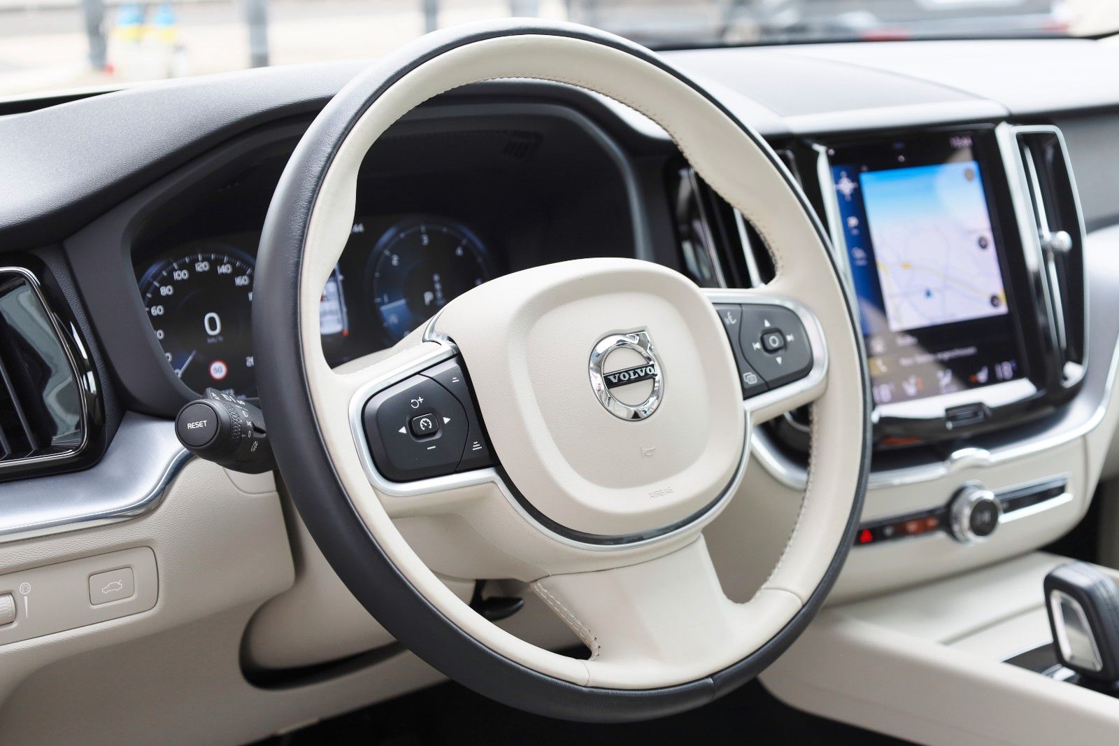 Fahrzeugabbildung Volvo XC60 Momentum Pro Leder,Navi,LED,SH,IntelliSafe