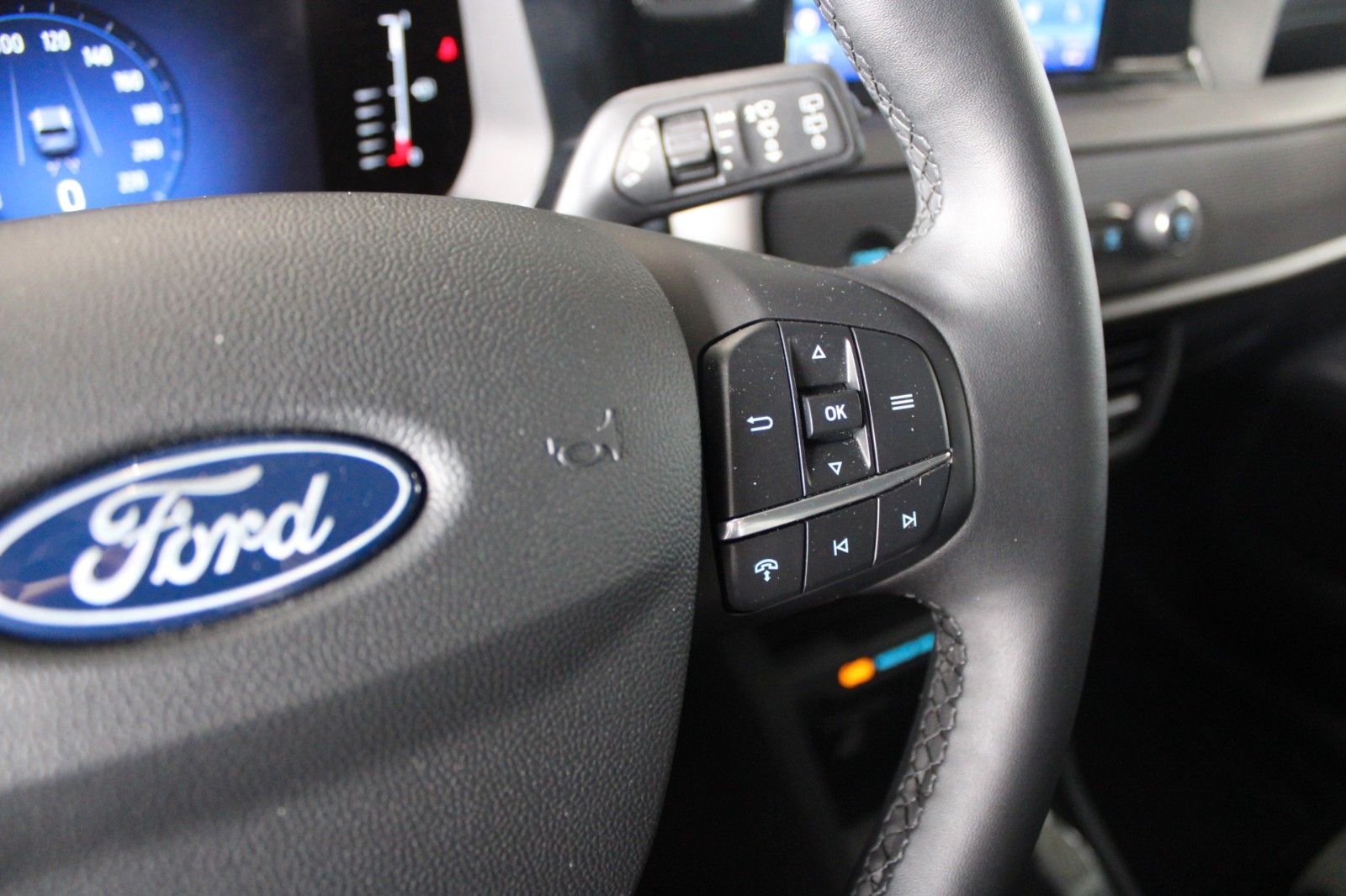 Fahrzeugabbildung Ford Tourneo Courier Titanium Automatik FahrerAssPak