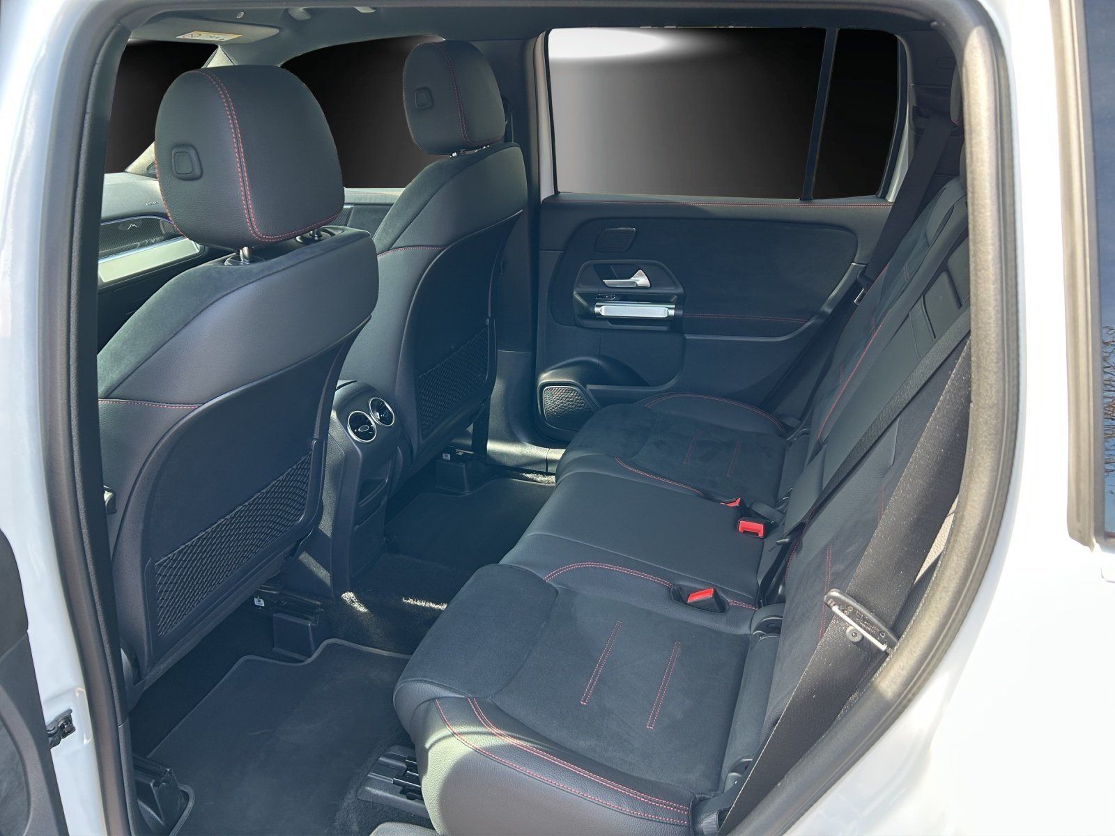 Fahrzeugabbildung Mercedes-Benz GLB 250 4M AMG Premium DISTRO KeyGo AHK 360°MLED