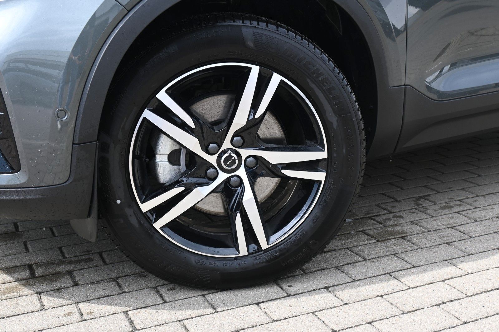 Fahrzeugabbildung Volvo XC40 B3 DKG Plus Dark*STDHZG*360°*H&K*ACC