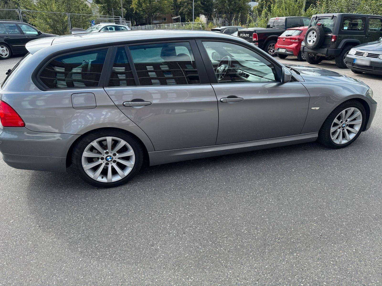 BMW 320 2008 — rear view