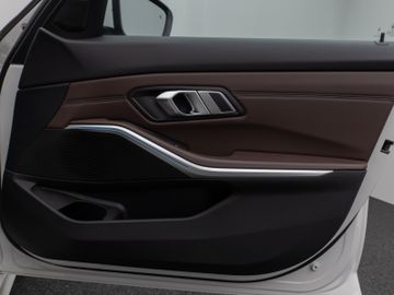 Fahrzeugabbildung BMW 320e 360°Laser DAB HiFi WLAN Komfort Alarm Sport