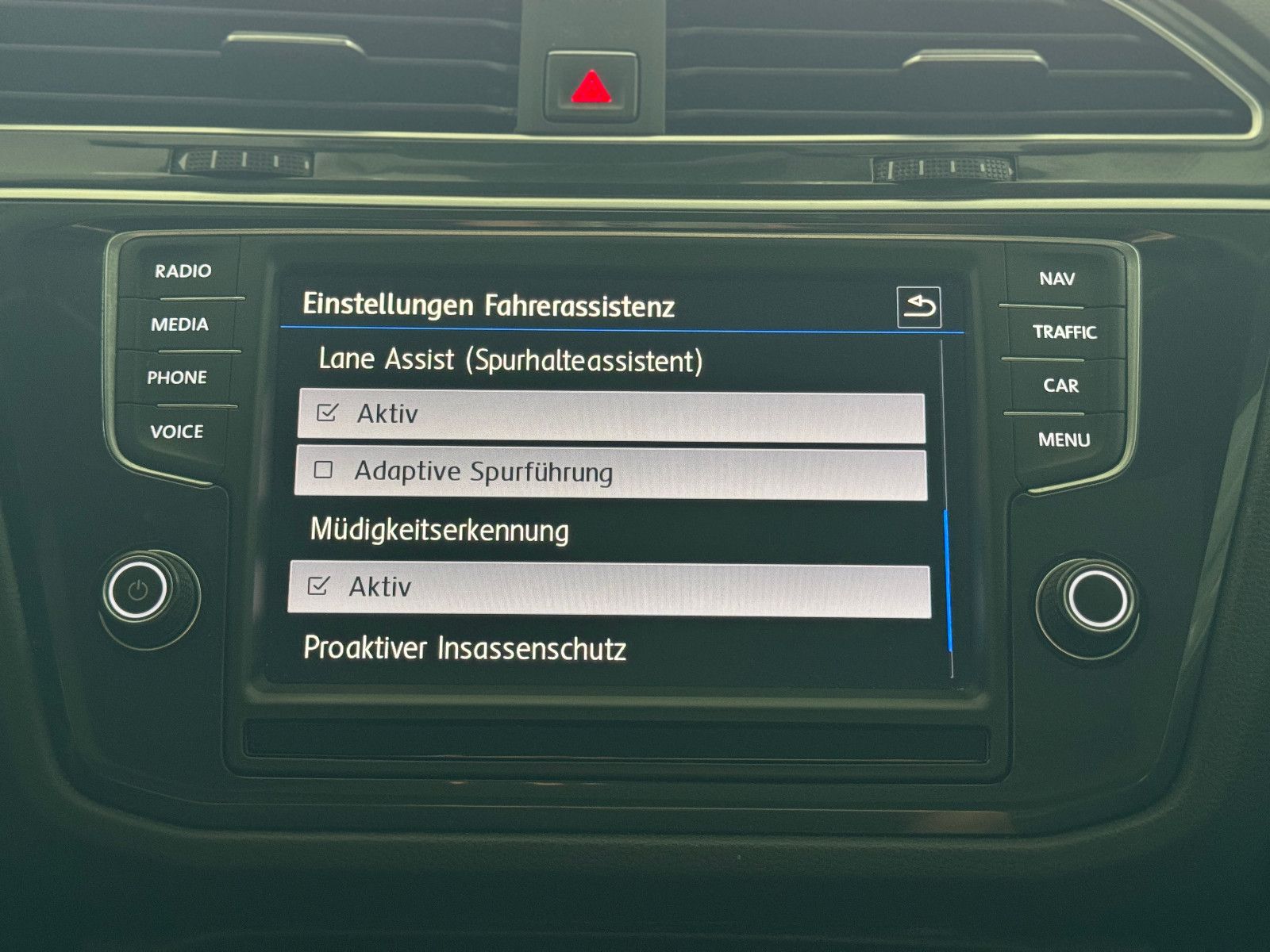 Fahrzeugabbildung Volkswagen Tiguan DSG 4MO 3X R-LINE PANO MEMORY BLACK STYLE