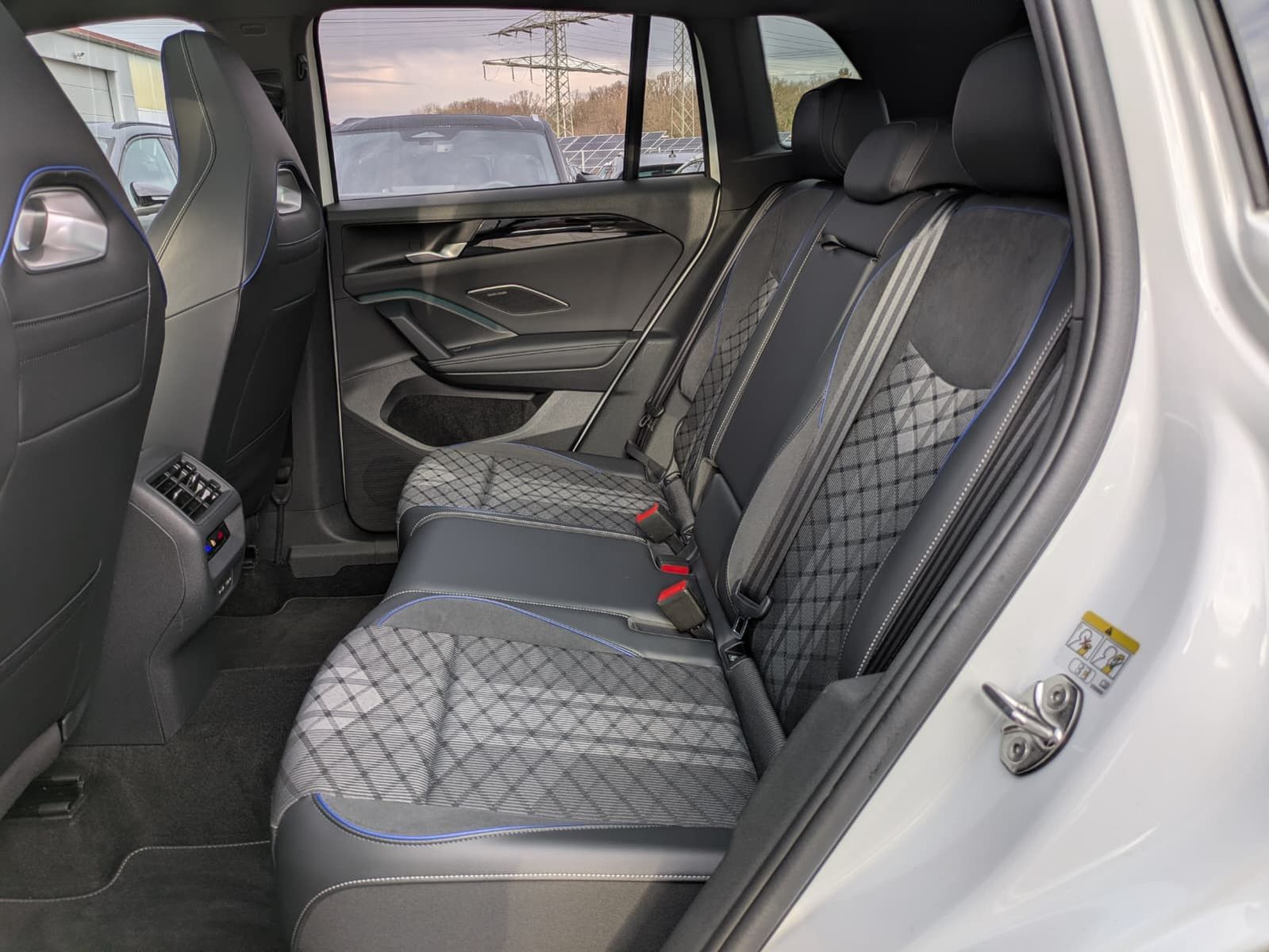 Fahrzeugabbildung Volkswagen Tiguan 2.0 TDI 4M R-Line PANO*H&K*AHK*MATRIX*20"