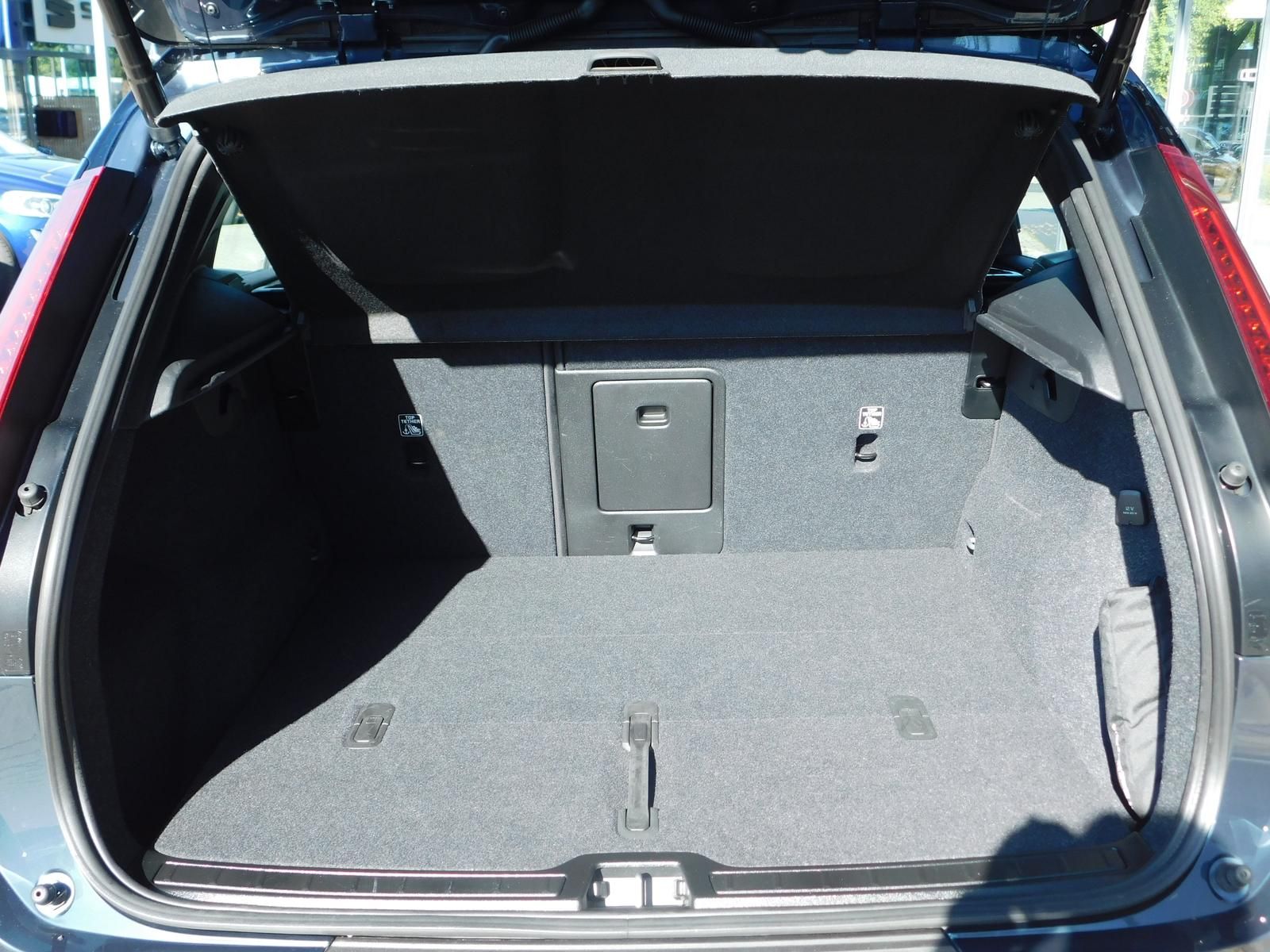 Fahrzeugabbildung Volvo XC40 B3 Plus Black-Editon