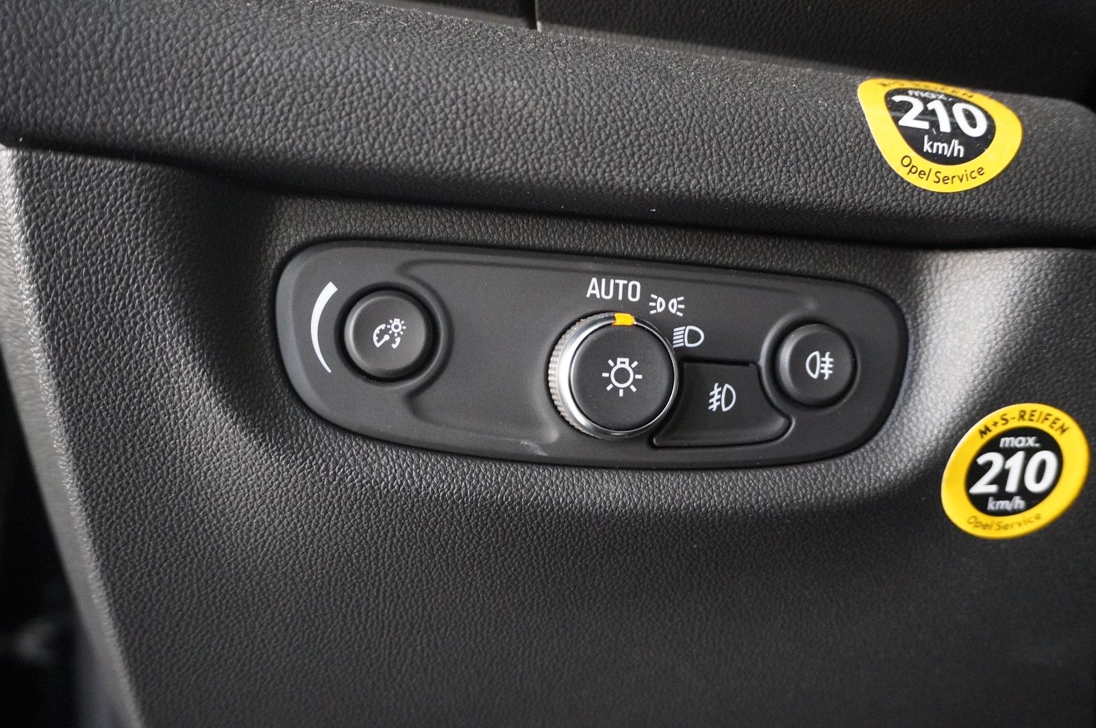 Fahrzeugabbildung Opel Insignia B ST 2.0T ELEGANCE NAVI/LED/VIRT./DAB+