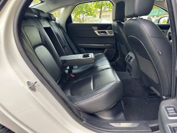 Jaguar XF - 12