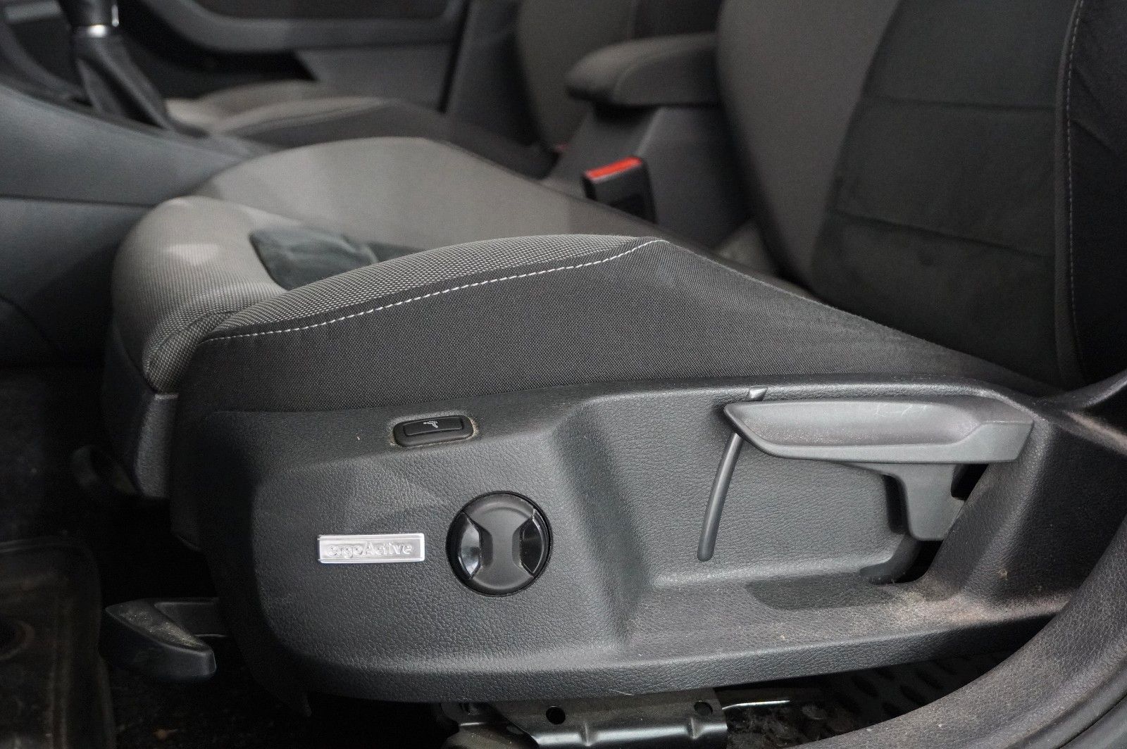 Fahrzeugabbildung Volkswagen Golf VII VARI. 1.5 TSI HIGHLINE NAVI/SPORT/AHK