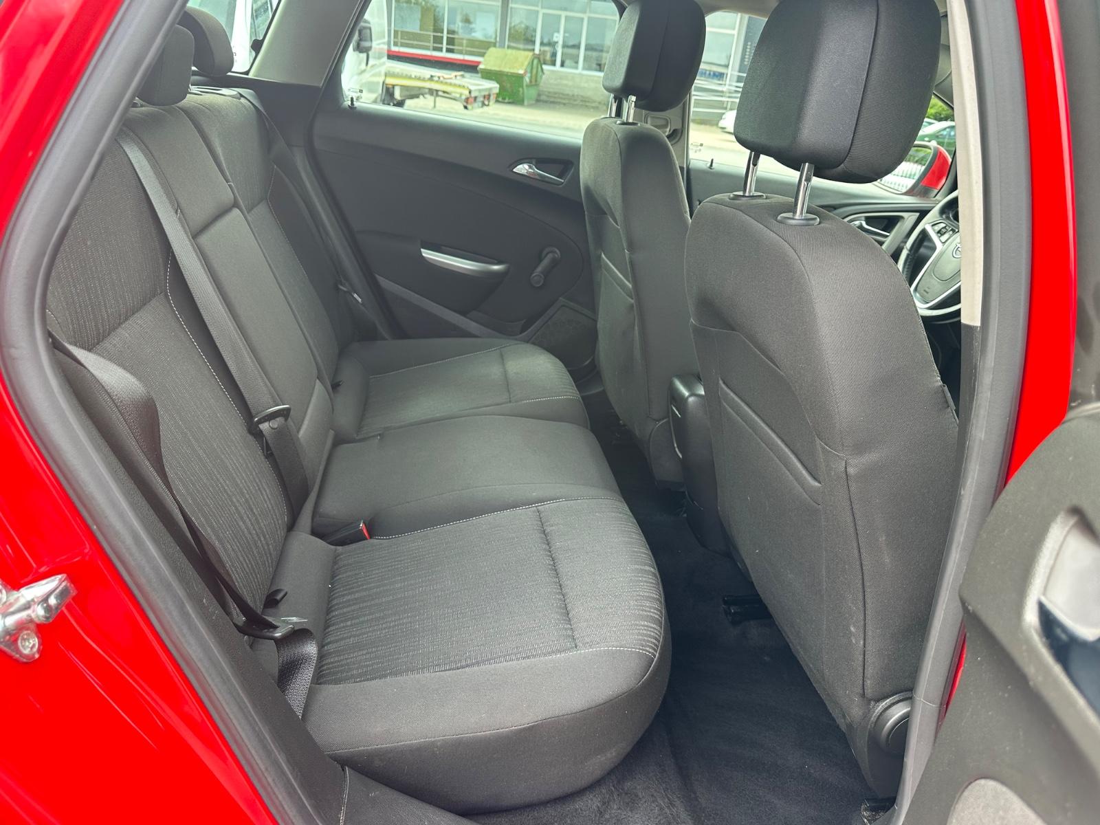 Opel Astra 2011 — photo 16