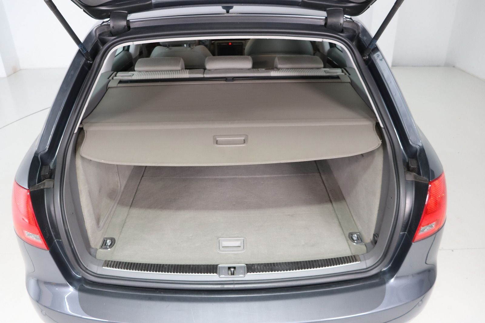 Fahrzeugabbildung Audi A4 Avant 3.2 V6 quattro * Navi * Xenon *