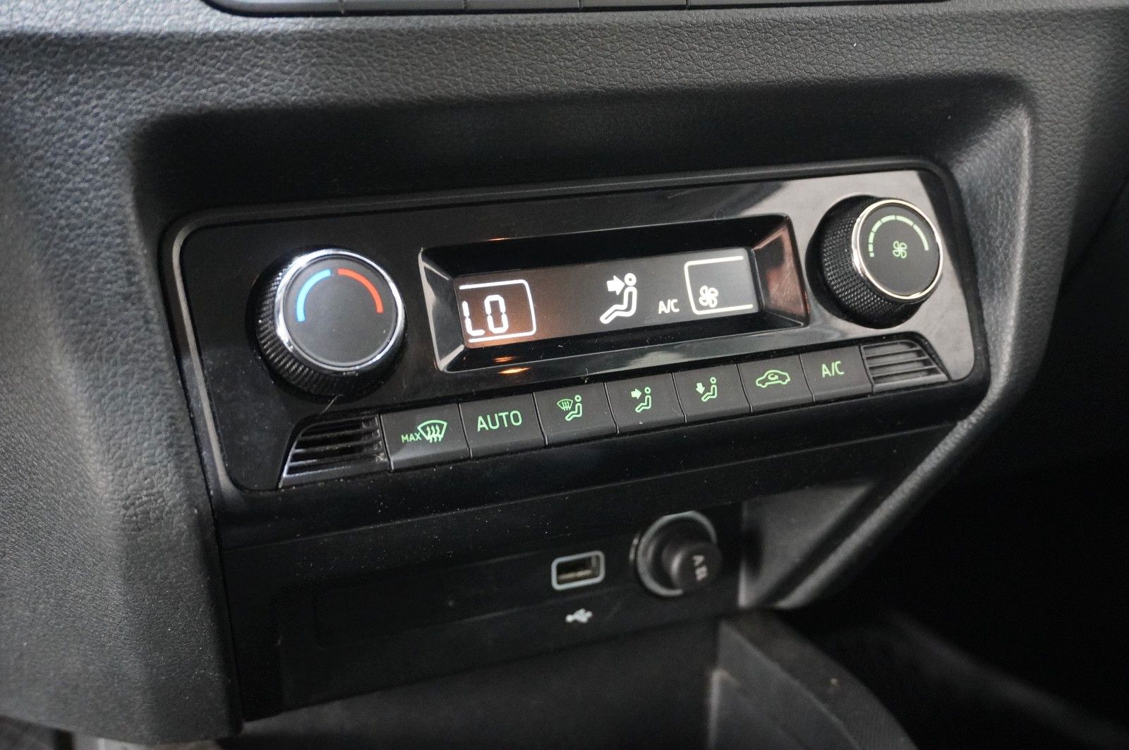 Fahrzeugabbildung SKODA Fabia Combi 1.0 TSI STYLE NAVI/LED/SHZ/PDC/TEMP.