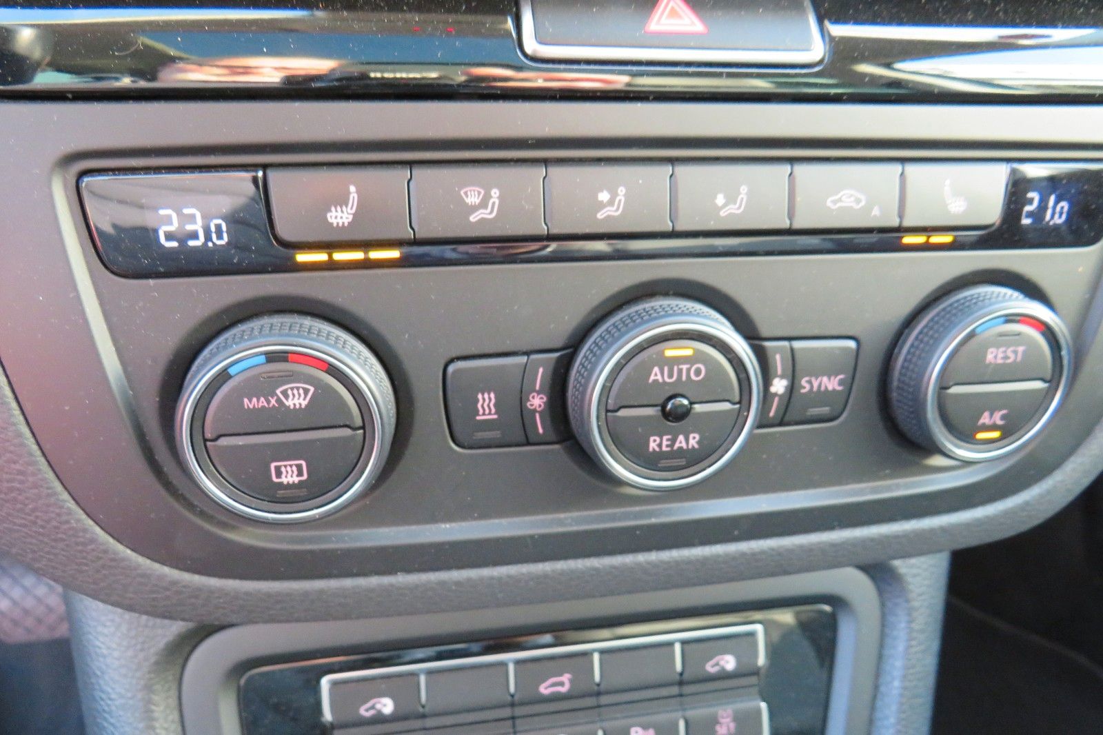 Fahrzeugabbildung Volkswagen Sharan Highline TDI DSG 7-S XENON ACC AHK "VOLL"